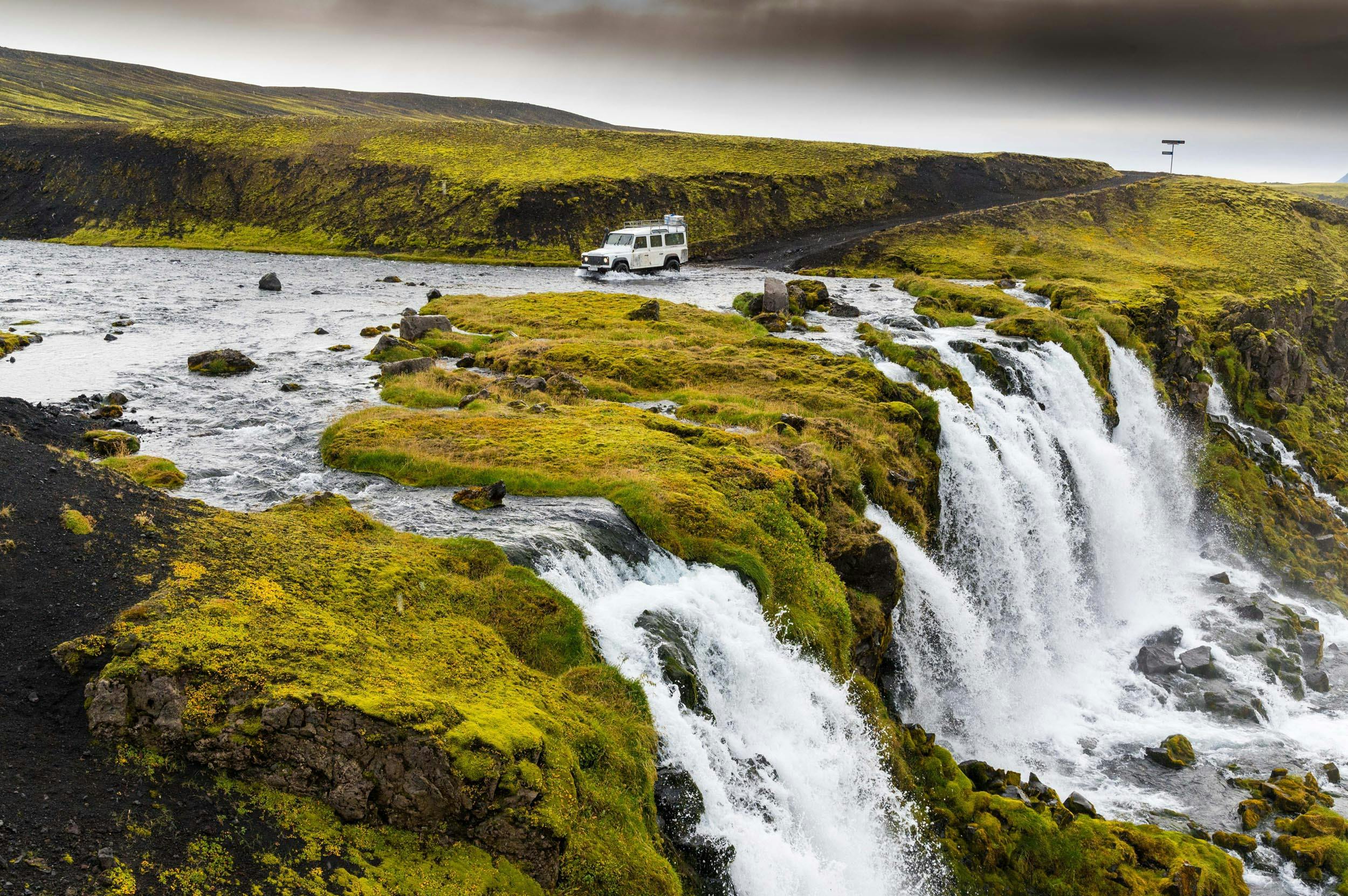 Flussdurchquerung, Wasserfall, island