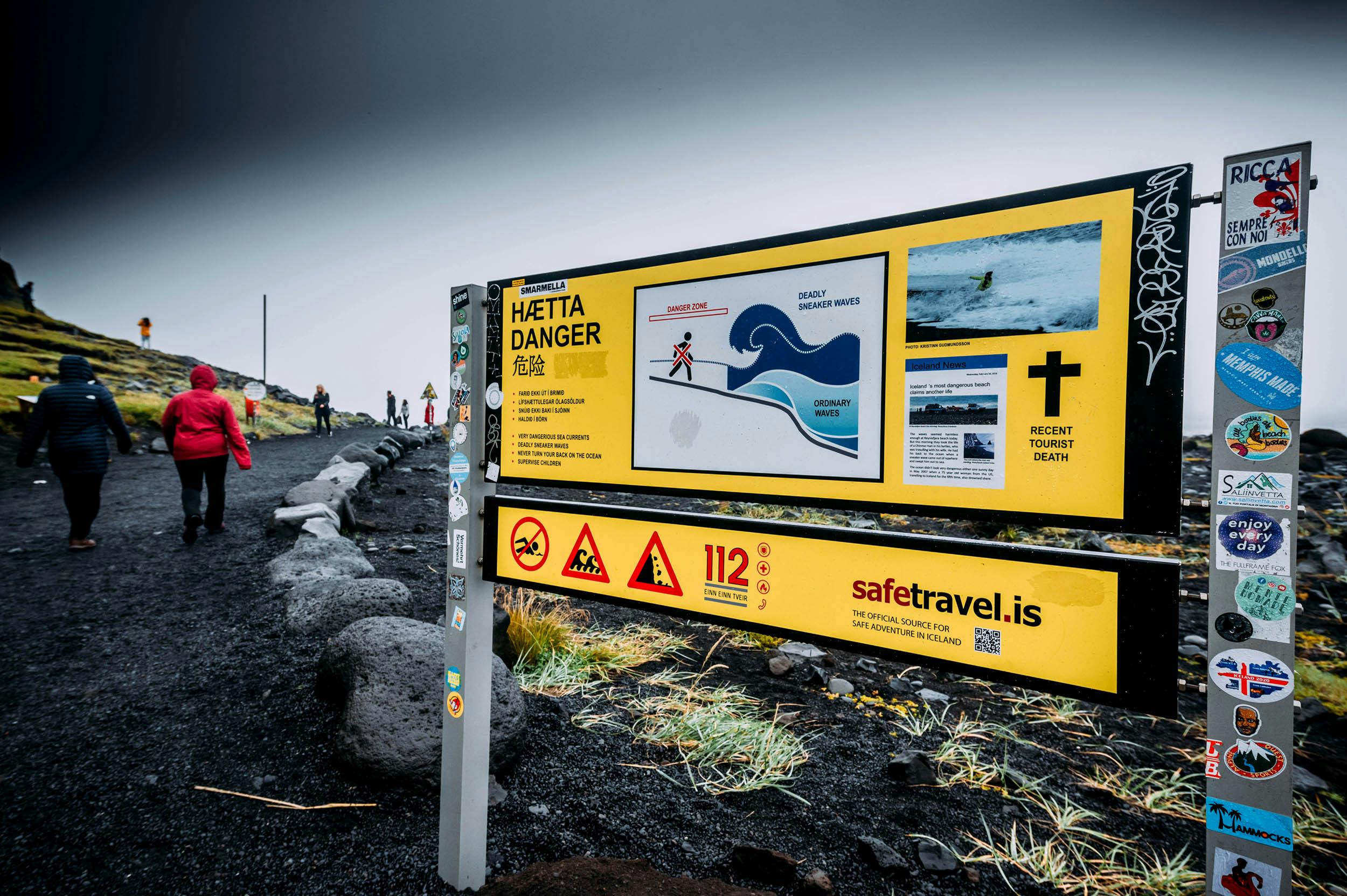 Warnschild, Wellen, Reynisfjara, Island