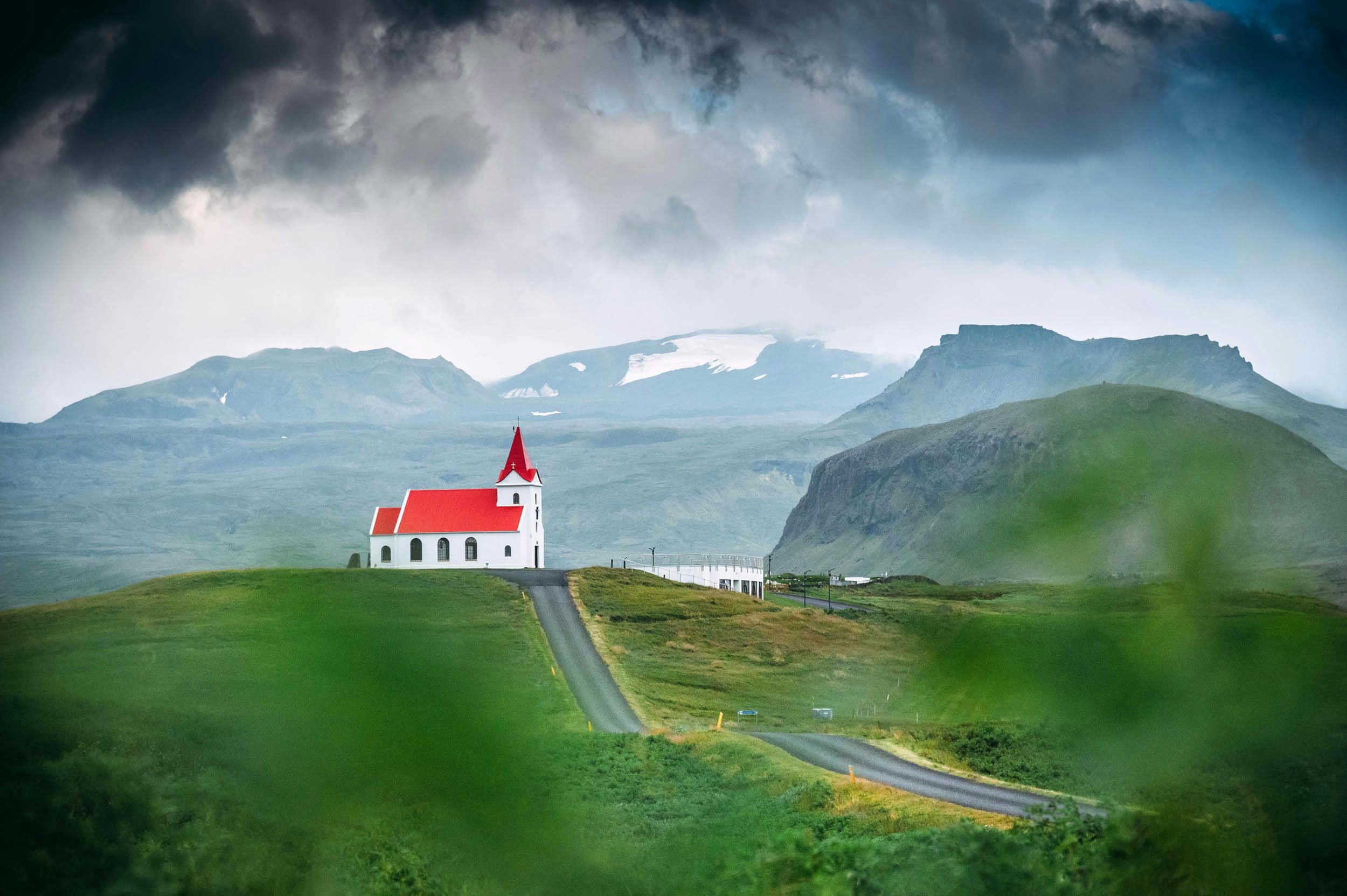 Kirche, Ingjaldshóll, Berge, Island