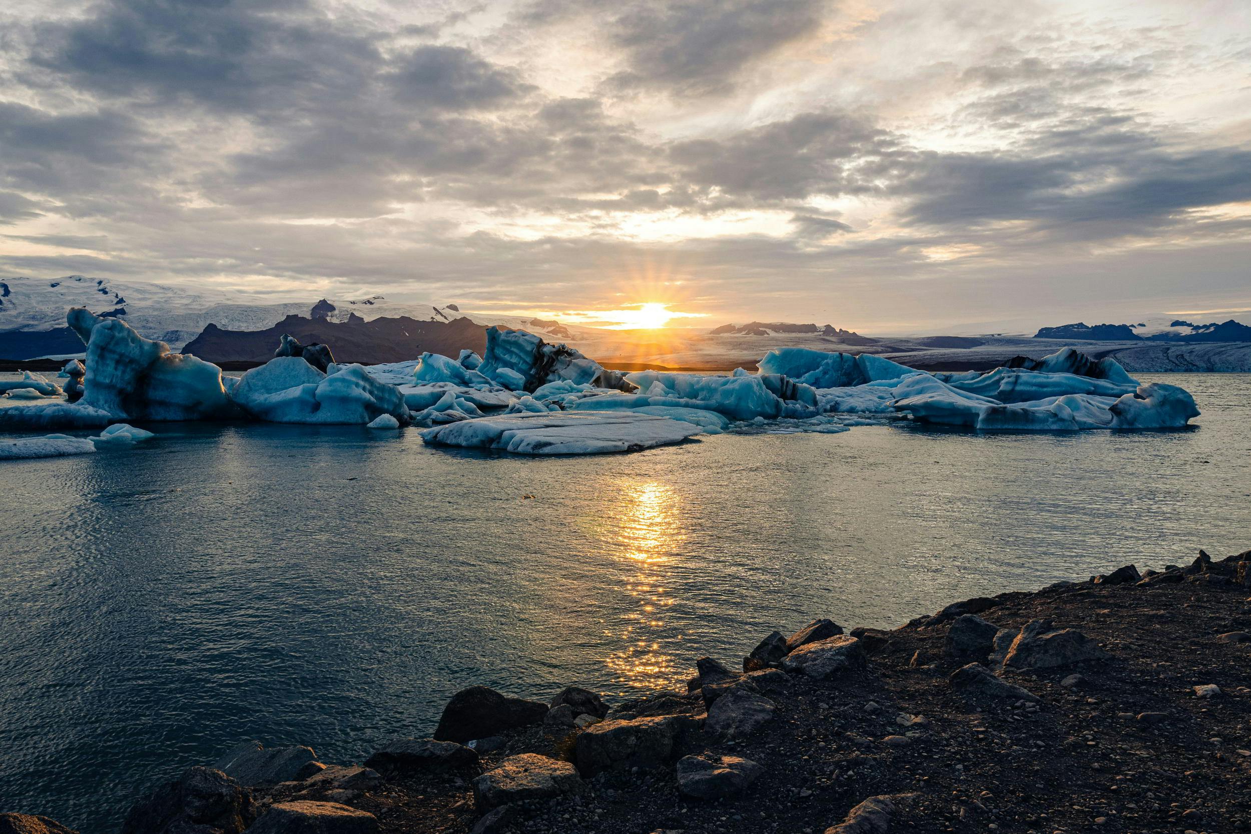 Gletscherlagune, Eisberge, Jökulsárlón, Mitternachtssonne, Island