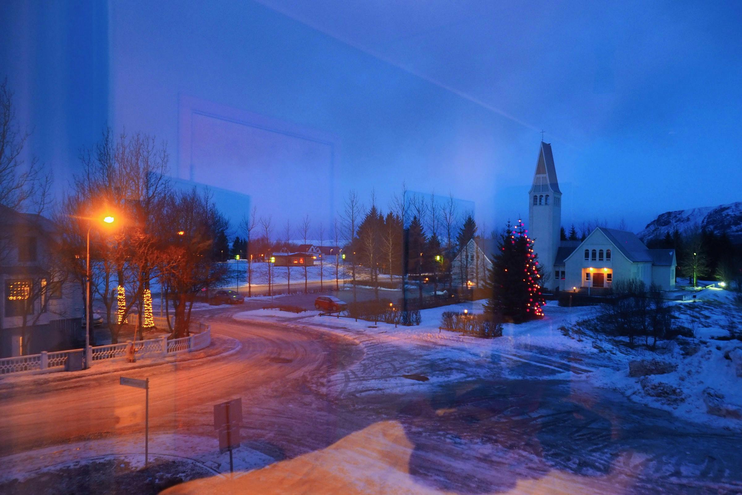 Fensterblick, Kirche, See, Weihnachtsbeleuchtung, Island