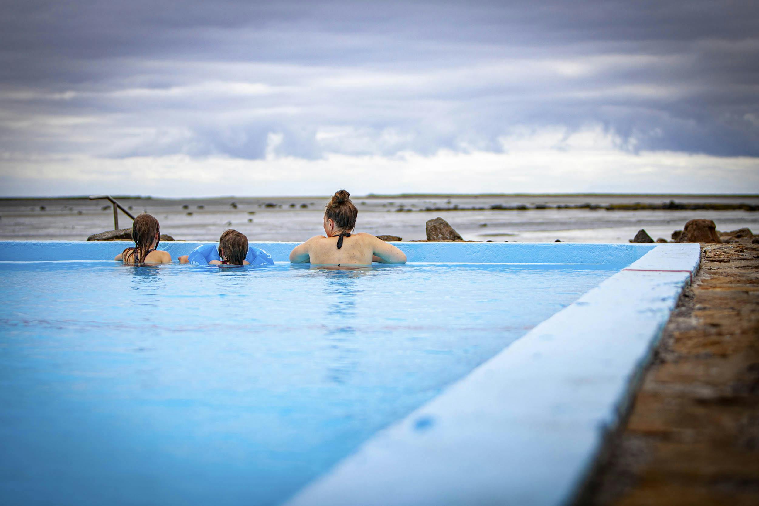 Pool, Thermalquelle, Frau, Kinder, Laugarnes, Island