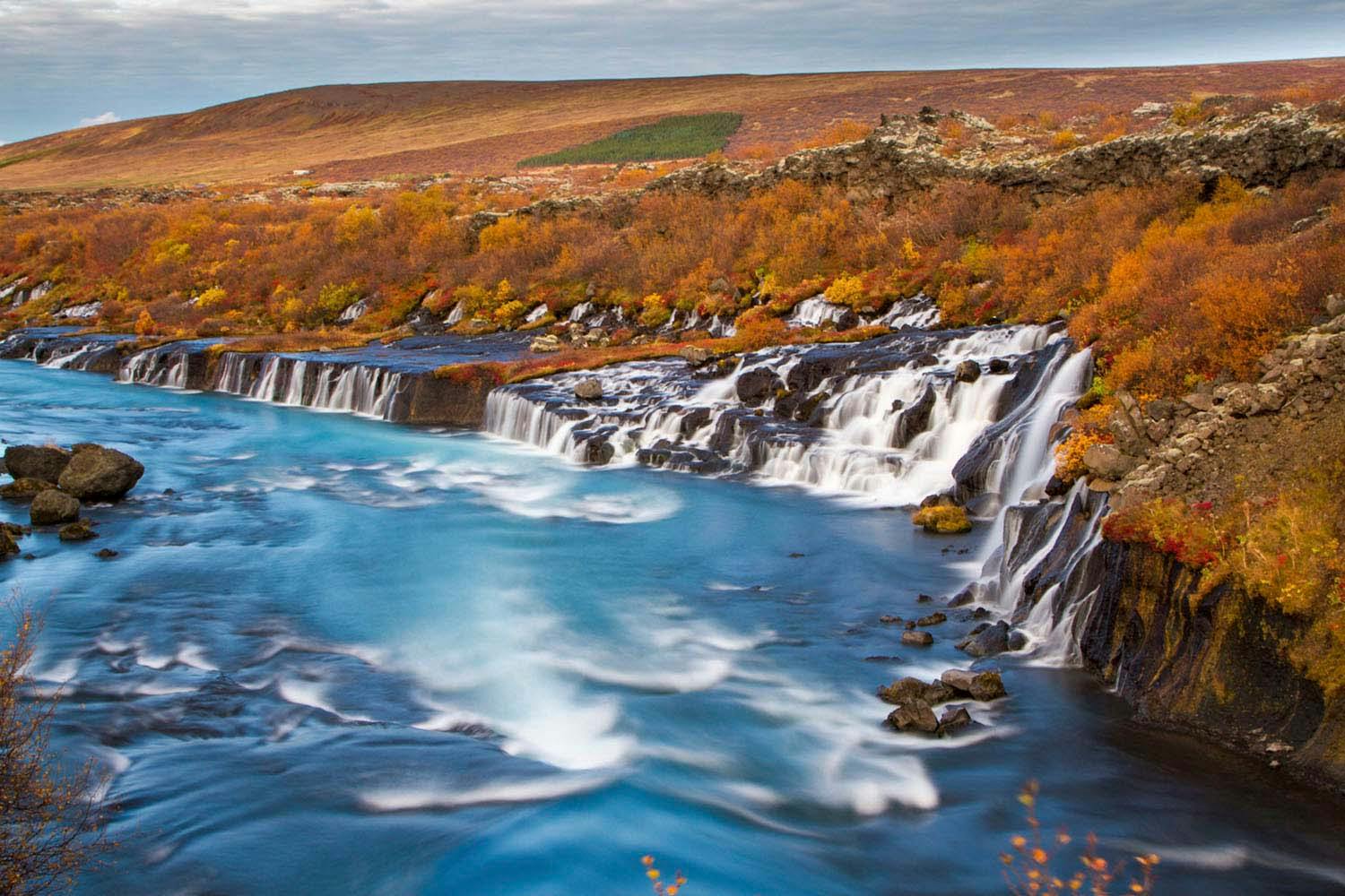 Wasserfall, Hraunfossar, Herbstfärbung, Laub, Island