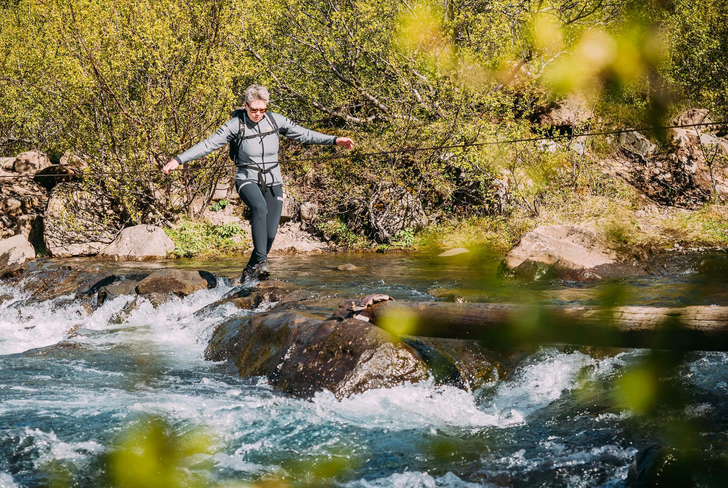 Flussquerung, Baumstamm, Wanderin, Island