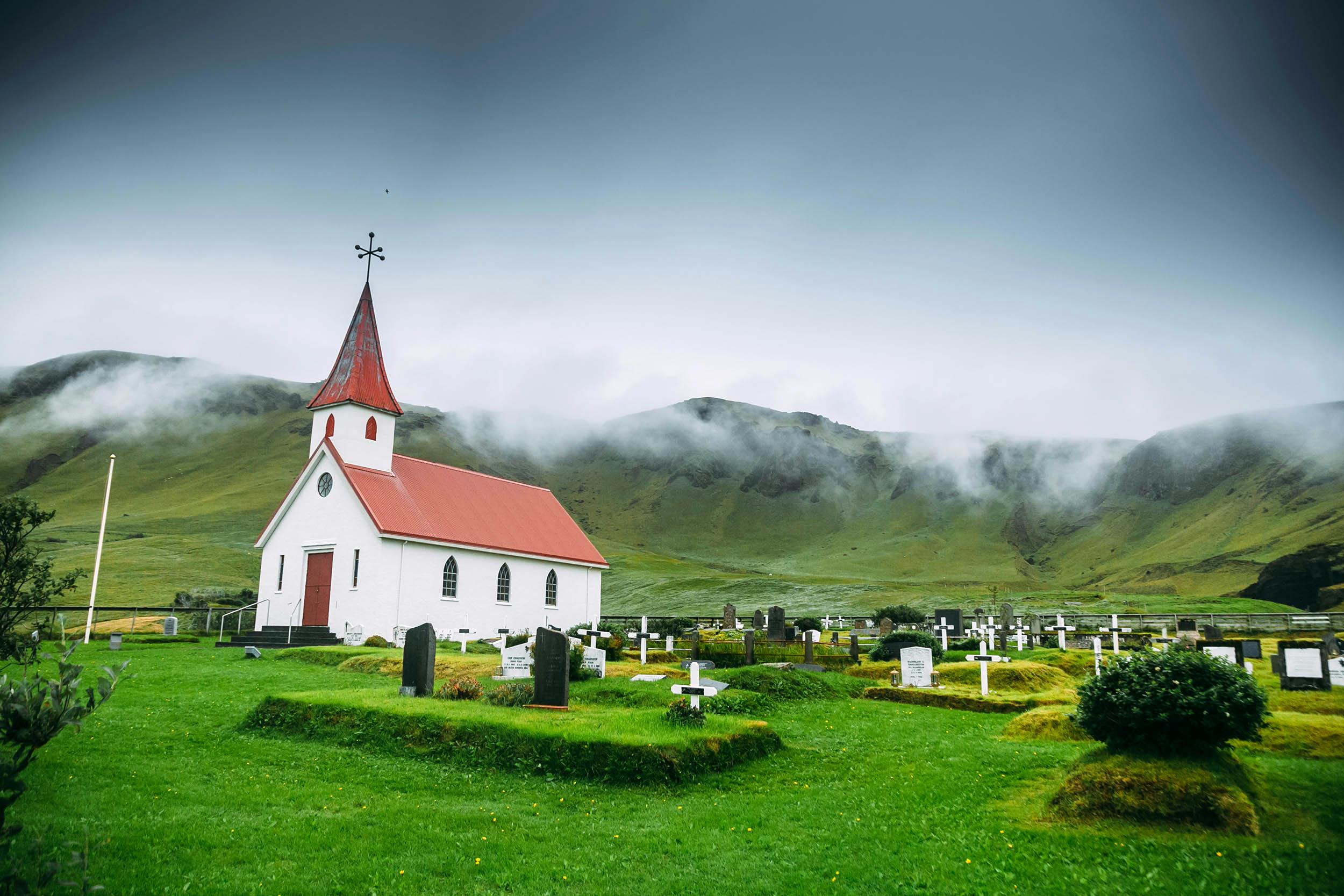 Kirche, Berge, Wolken, Island