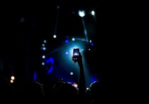 Should mobile phones be banned at gigs?