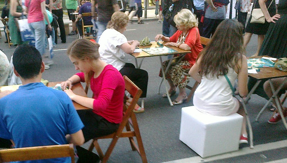 Difusión del Scrabble en Av. Corrientes durante “La Noche de las Librerías” / Roberto Fiadone