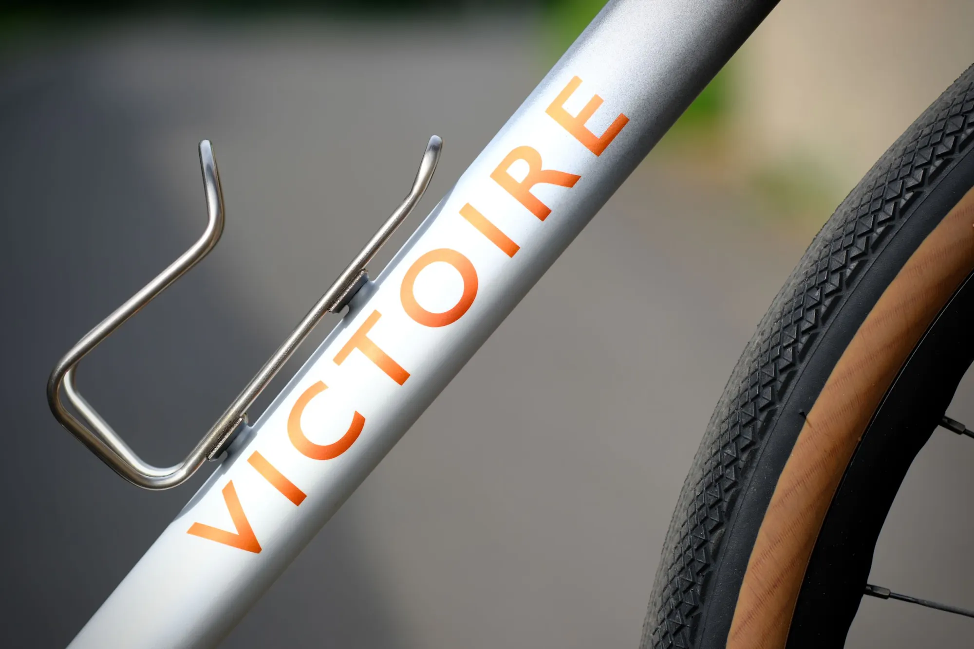 Le logo VICTOIRE peint en orange sur le tube oblique