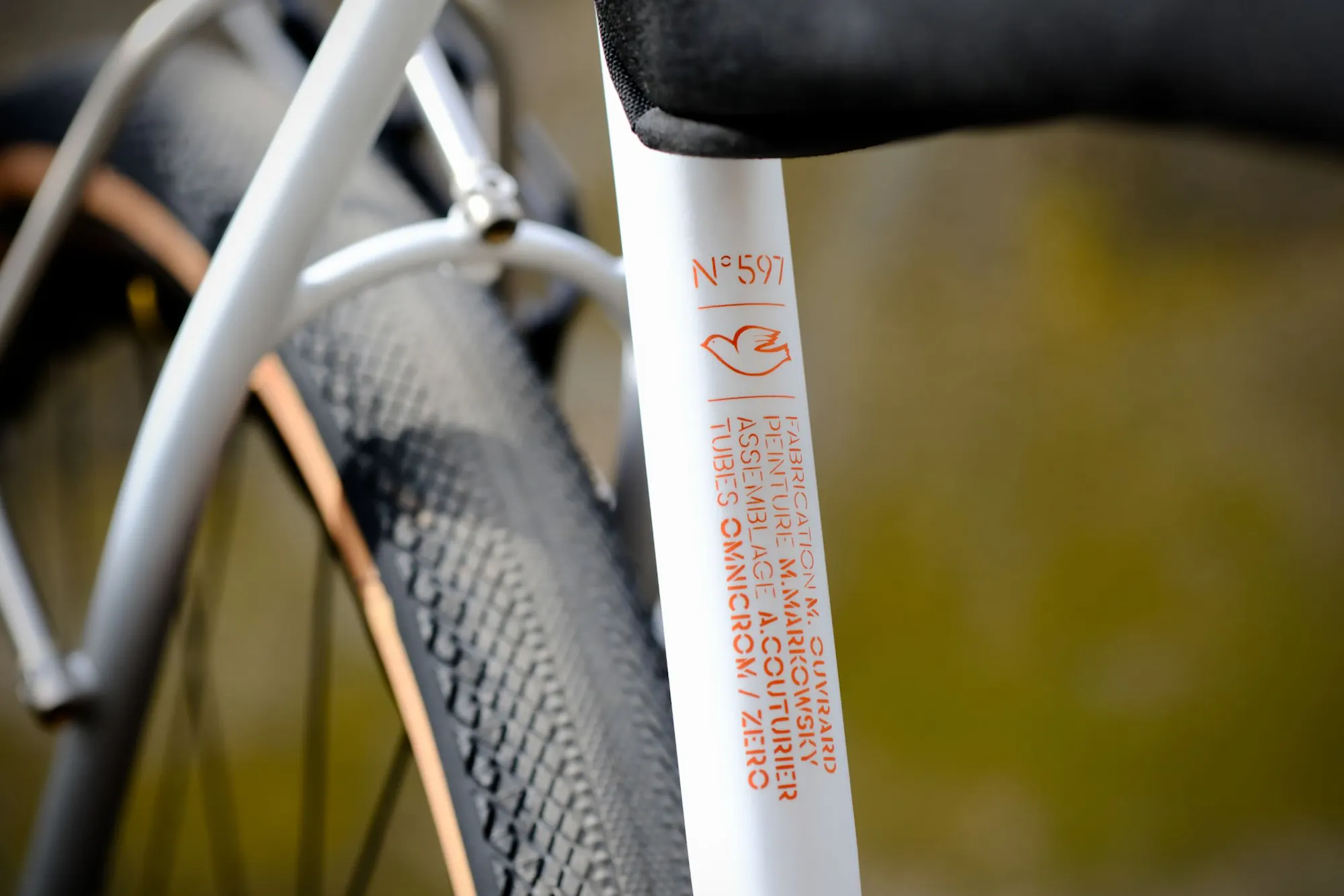 Inscription du tube de selle : le numéro 597 et les noms des artisans