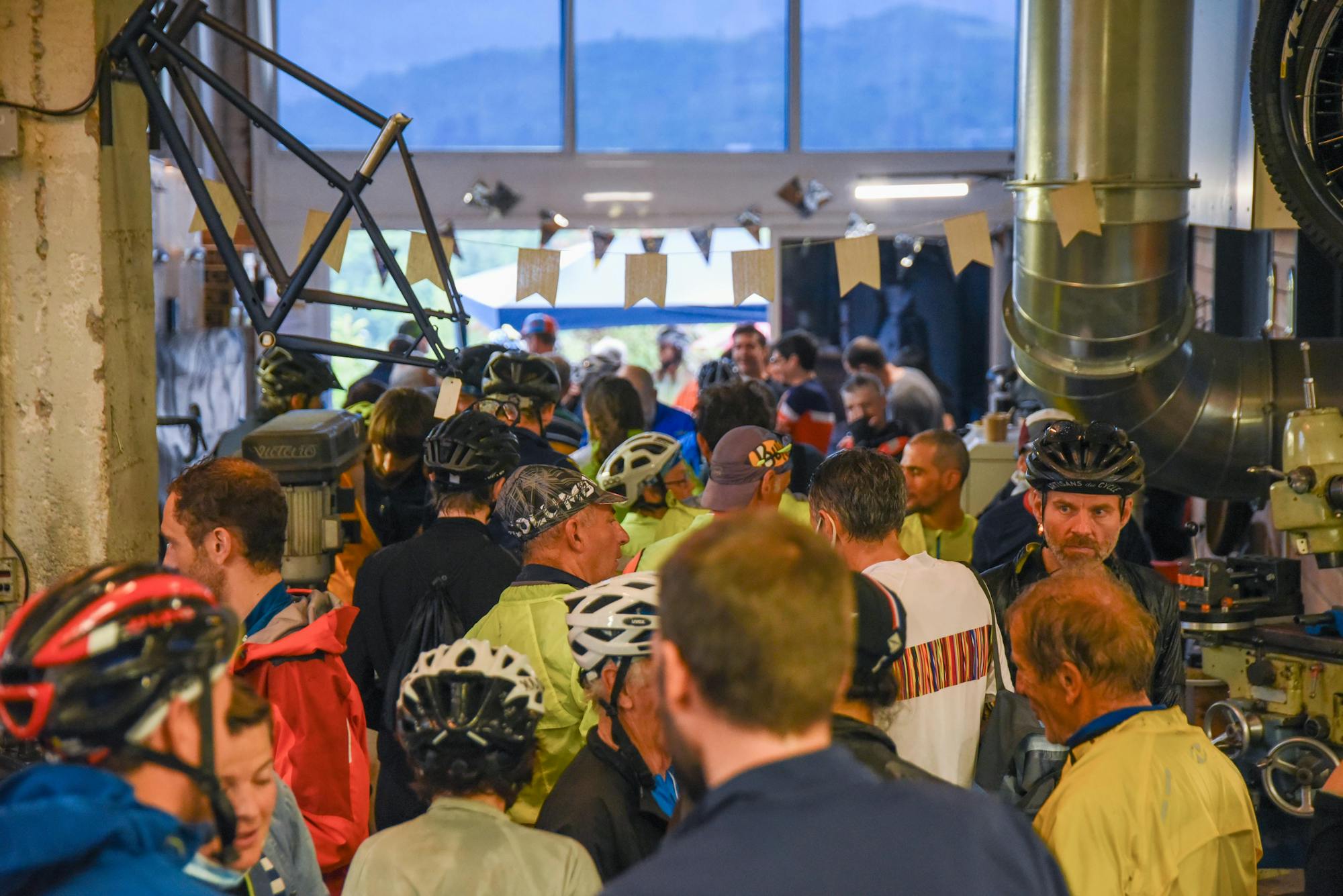 Le départ du Love Tour des Artisans du Cycle