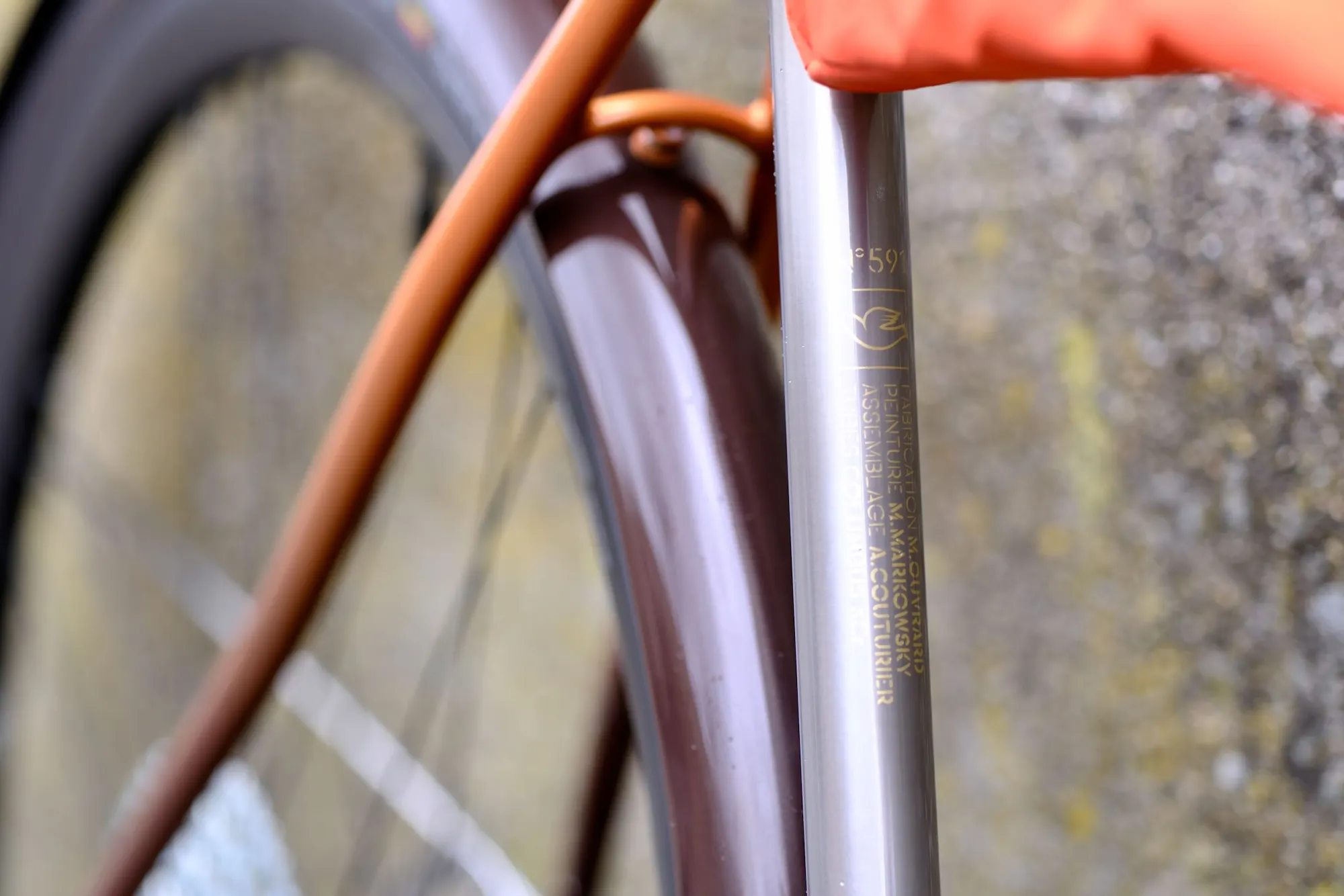 Inscriptions dorées sur le tube de selle en inox brut du Victoire n°591
