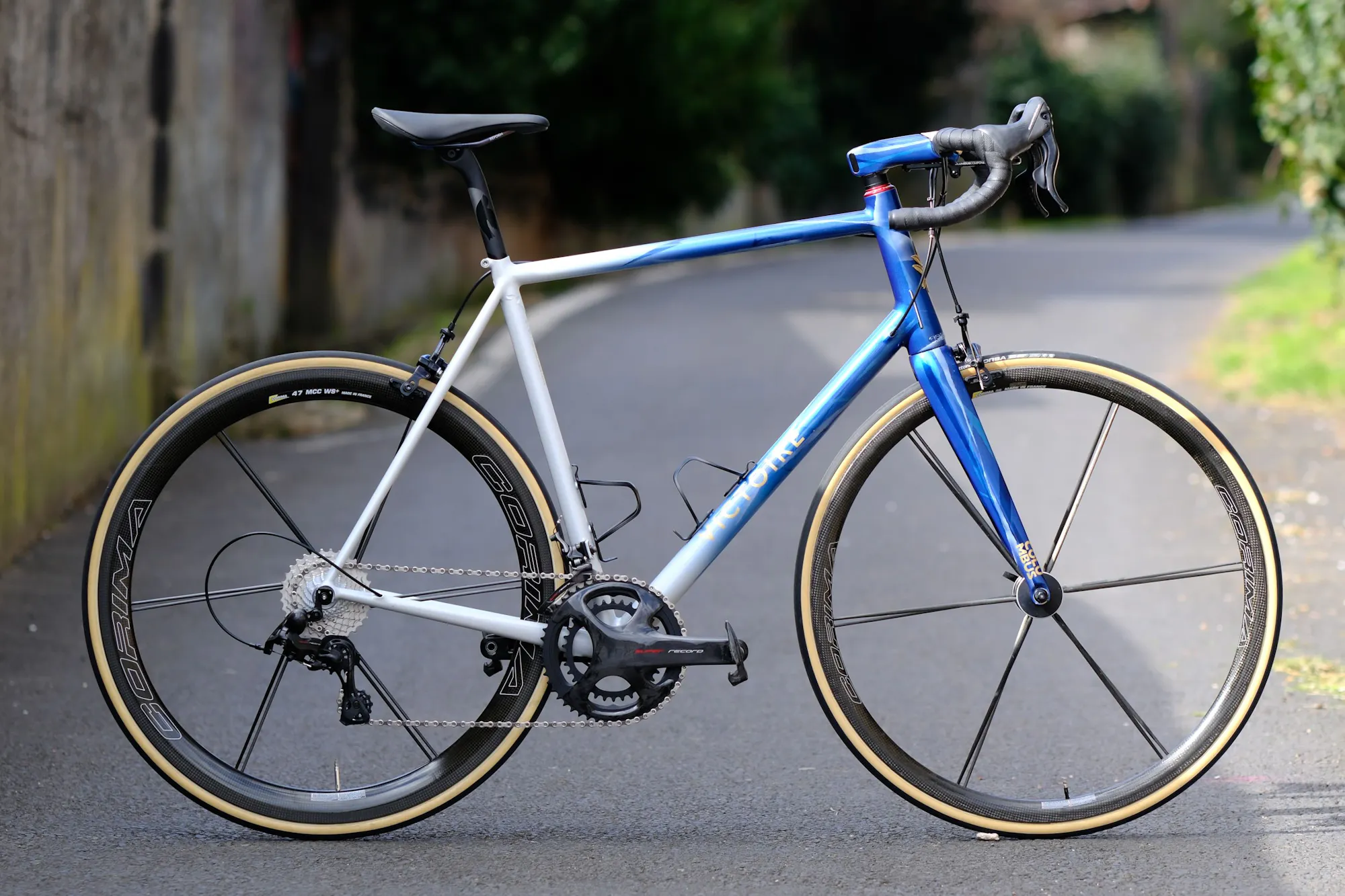Victoire n°595, vélo de route en acier Columbus Cento, vu de profil côté transmission