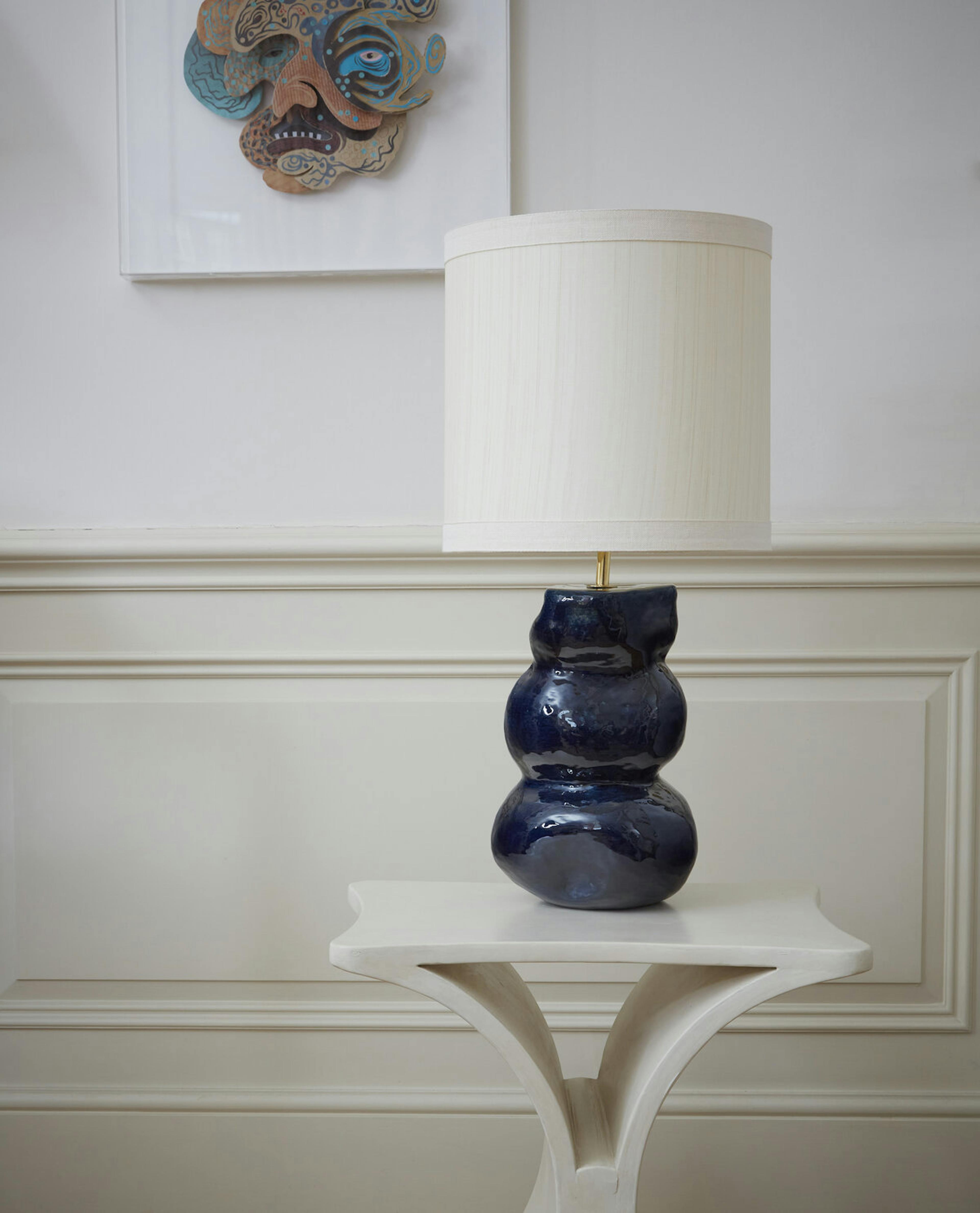 Lampe Biomorphique wide shot on setting