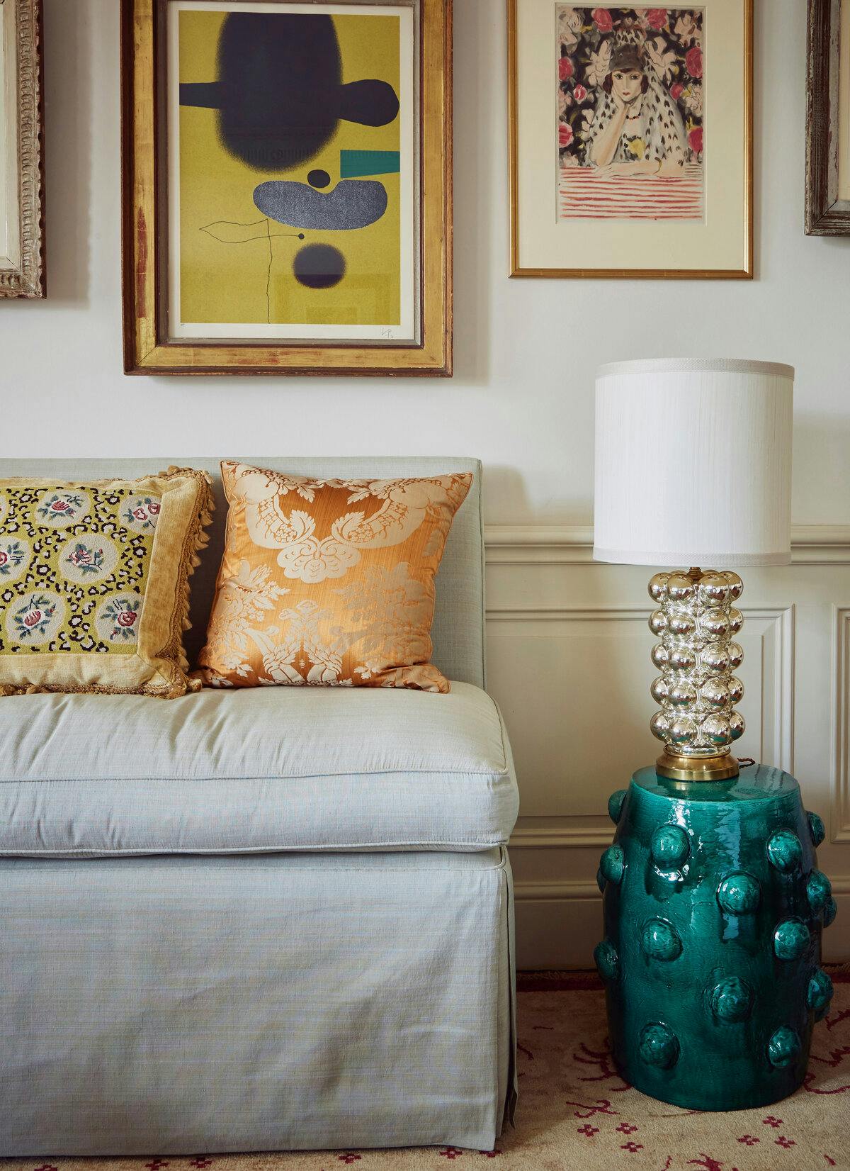 Tabouret Ceramique wide shot on setting