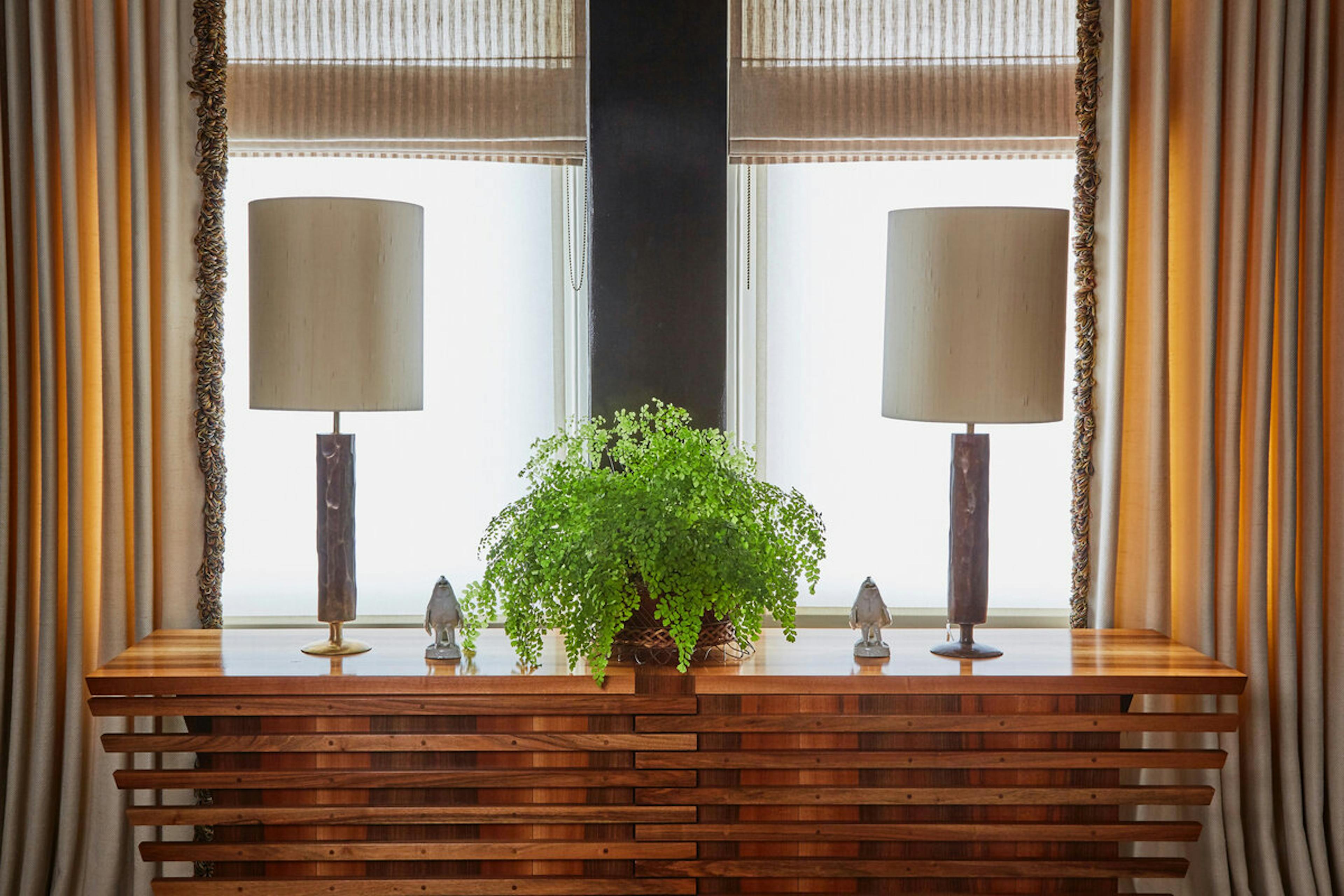Lampe Robur pair on setting
