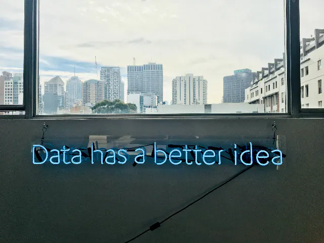 Bild einer Leuchtreklame - Data has a better idea