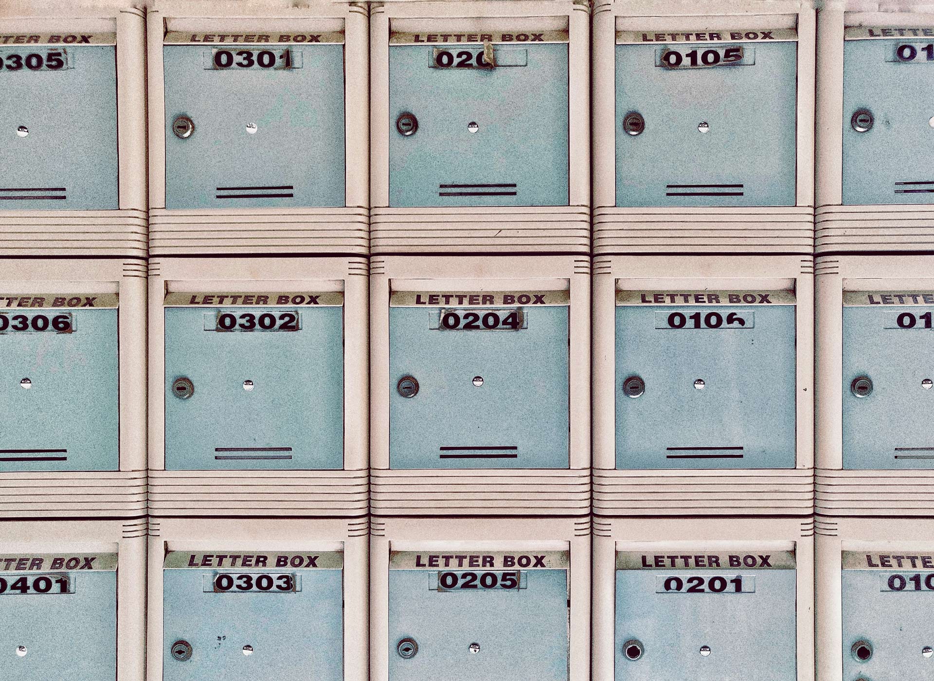 Ein Bild mit verschiedenen Postfächern