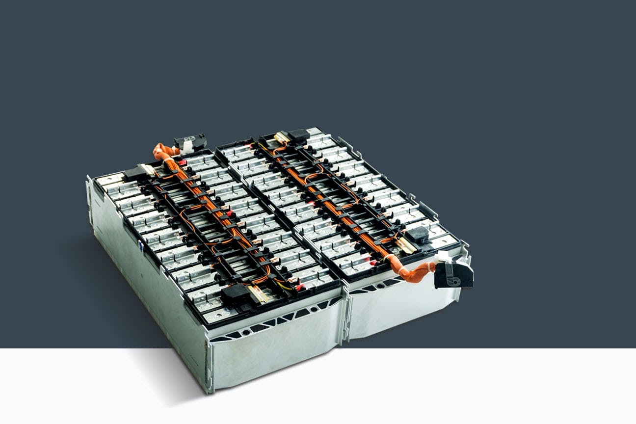 صندوق بطارية للمركبات الكهربائية على خلفية رمادية