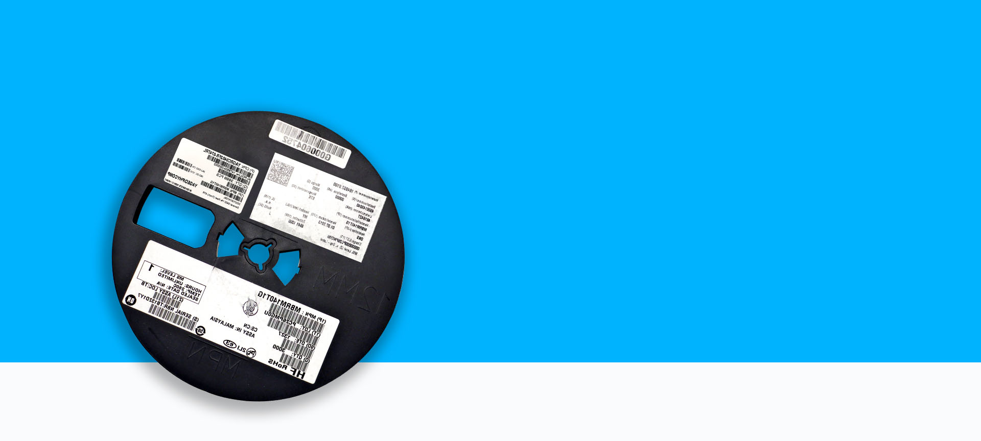 ملف SMD به العديد من الملصقات والأكواد على خلفية زرقاء