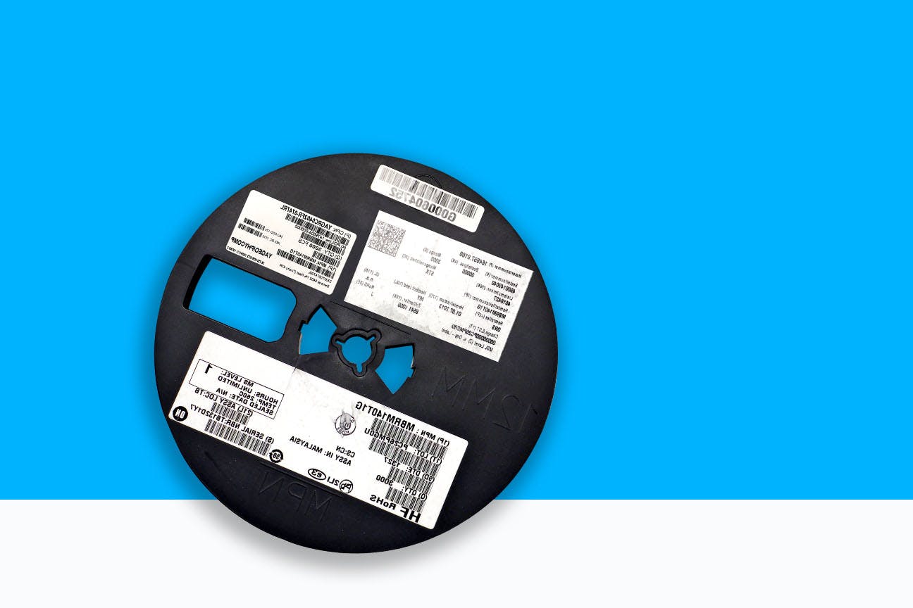 ملف SMD به العديد من الملصقات والأكواد على خلفية زرقاء