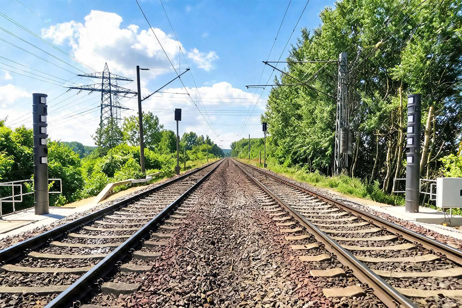VITRONIC Railgate zur automatischen Zugerfassung auf einer zweigleisigen Bahnstrecke