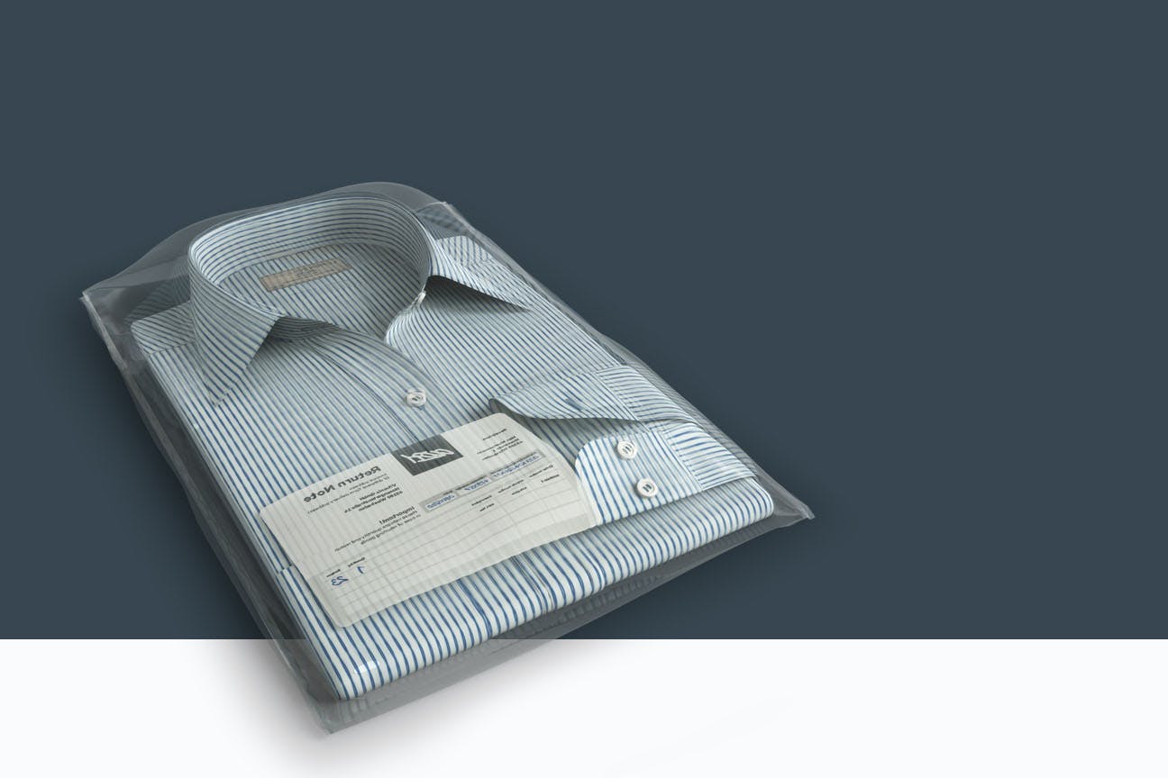 قميص مسترجع مع ملصق عودة على خلفية زرقاء