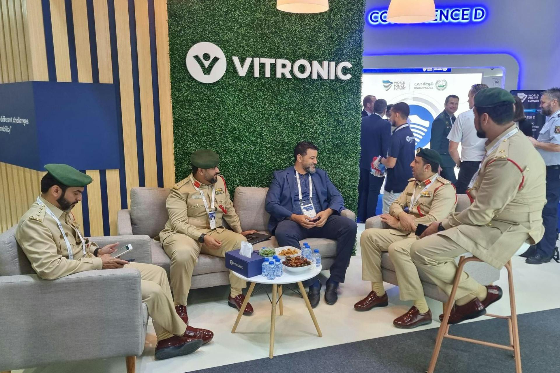 Youssef El Hansali, CEO de VITRONIC, junto a cuatro miembros de la policía de Dubái