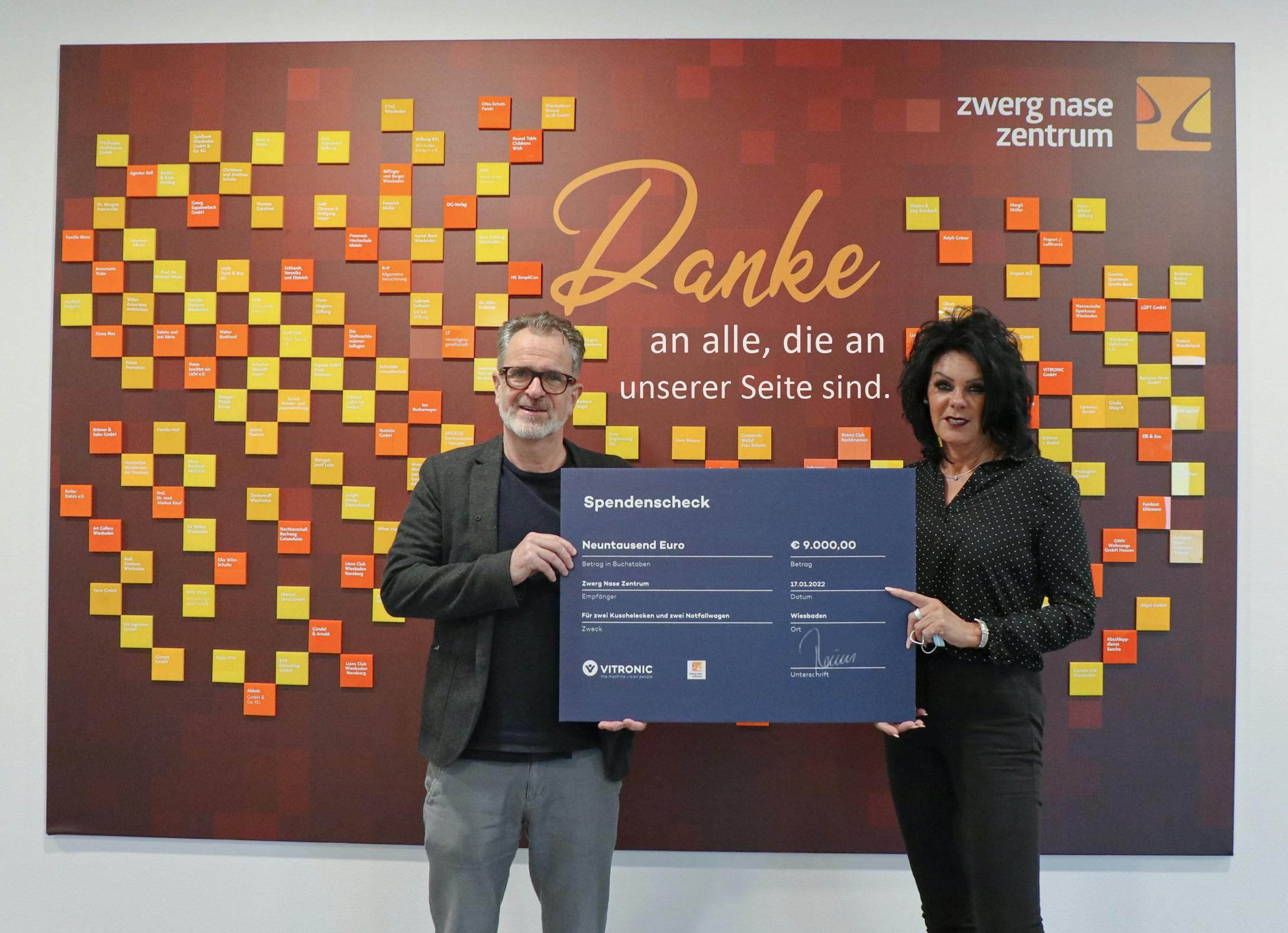 Sabine Scheck from Zwerg Nase and Matthias Pörner, CFO VITRONIC, at the presentation of the donation.