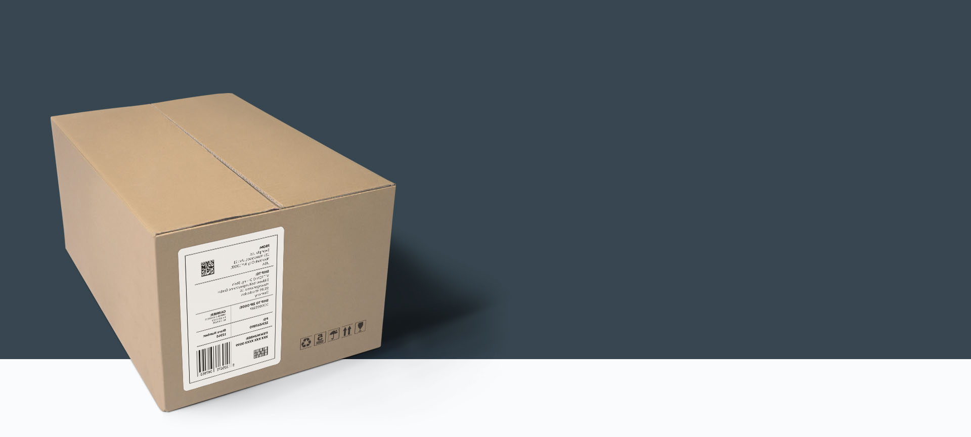 حزمة مع ملصق عنوان أمام خلفية رمادية