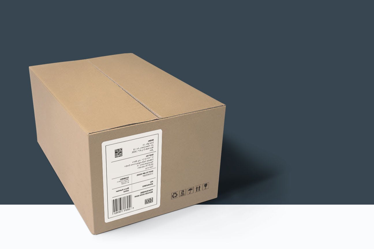 حزمة مع ملصق عنوان أمام خلفية رمادية