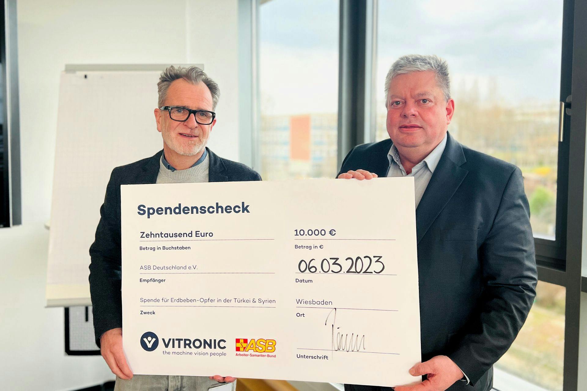 ساهمت شركة VITRONIC بمبلغ 10,000 يورو كمساعدة إنسانية فورية تبرعت بها لمنظمة المساعدات الخيرية والرعاية الاجتماعية "ASB Deutschland E.V" لمد يد العون لضحايا الزلزال.