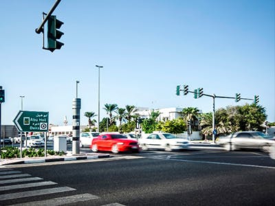 Monitorowanie przejazdu na czerwonym świetle i prędkości w regionie Bliskiego Wschodu i Afryki Północnej (MENA)