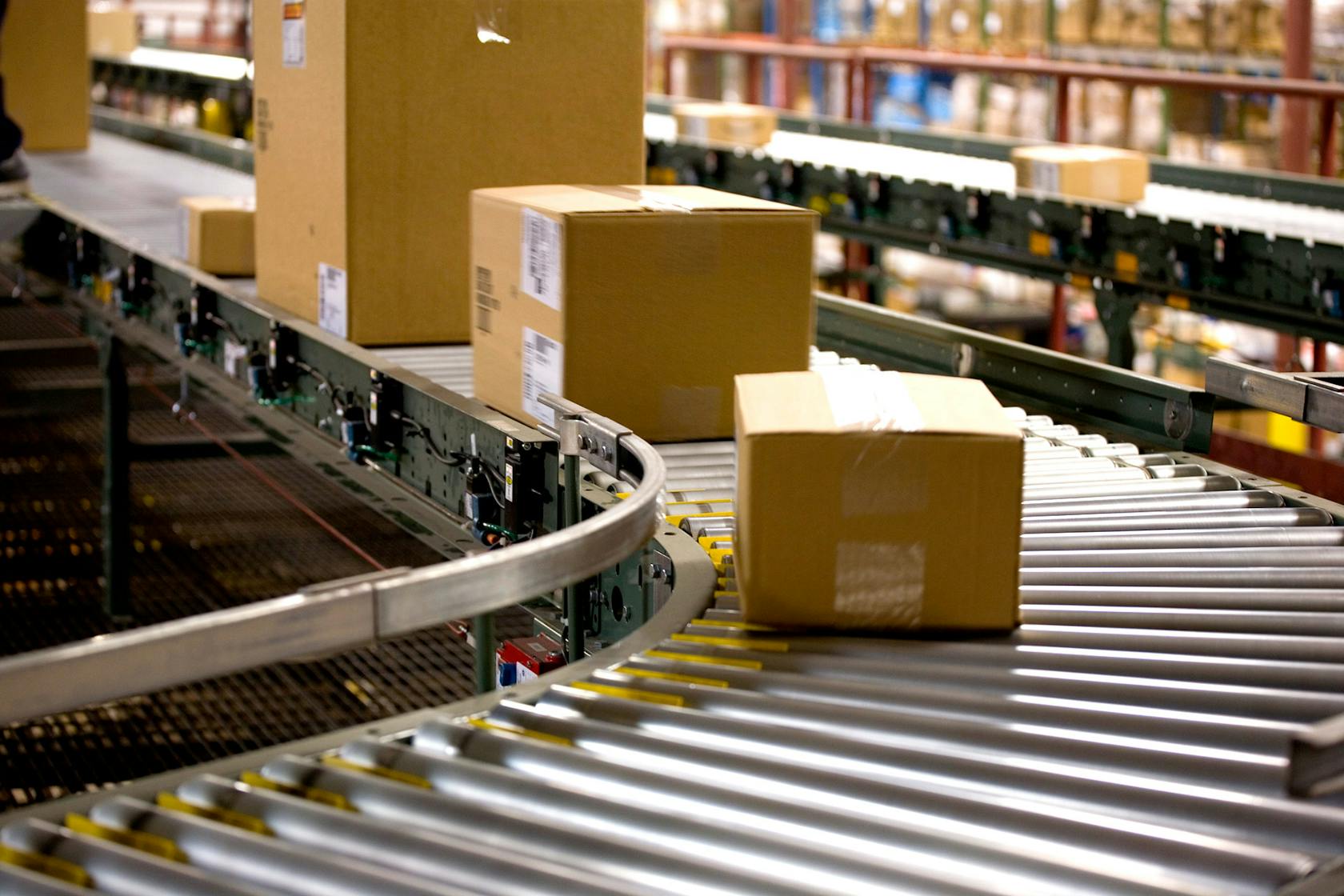 Multitud de paquetes por las cintas transportadoras en el área de entrada de mercancías