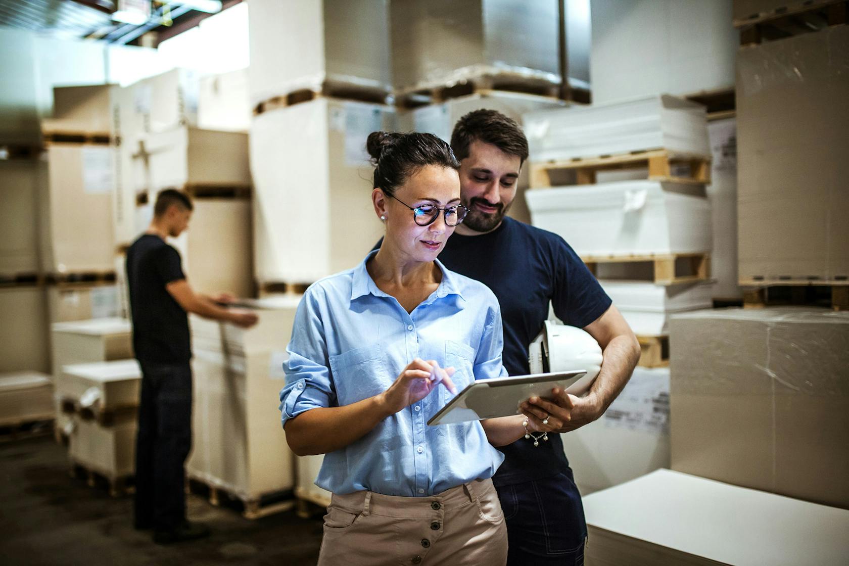 Employees in freight handling depend on transparent data when recording pallets.