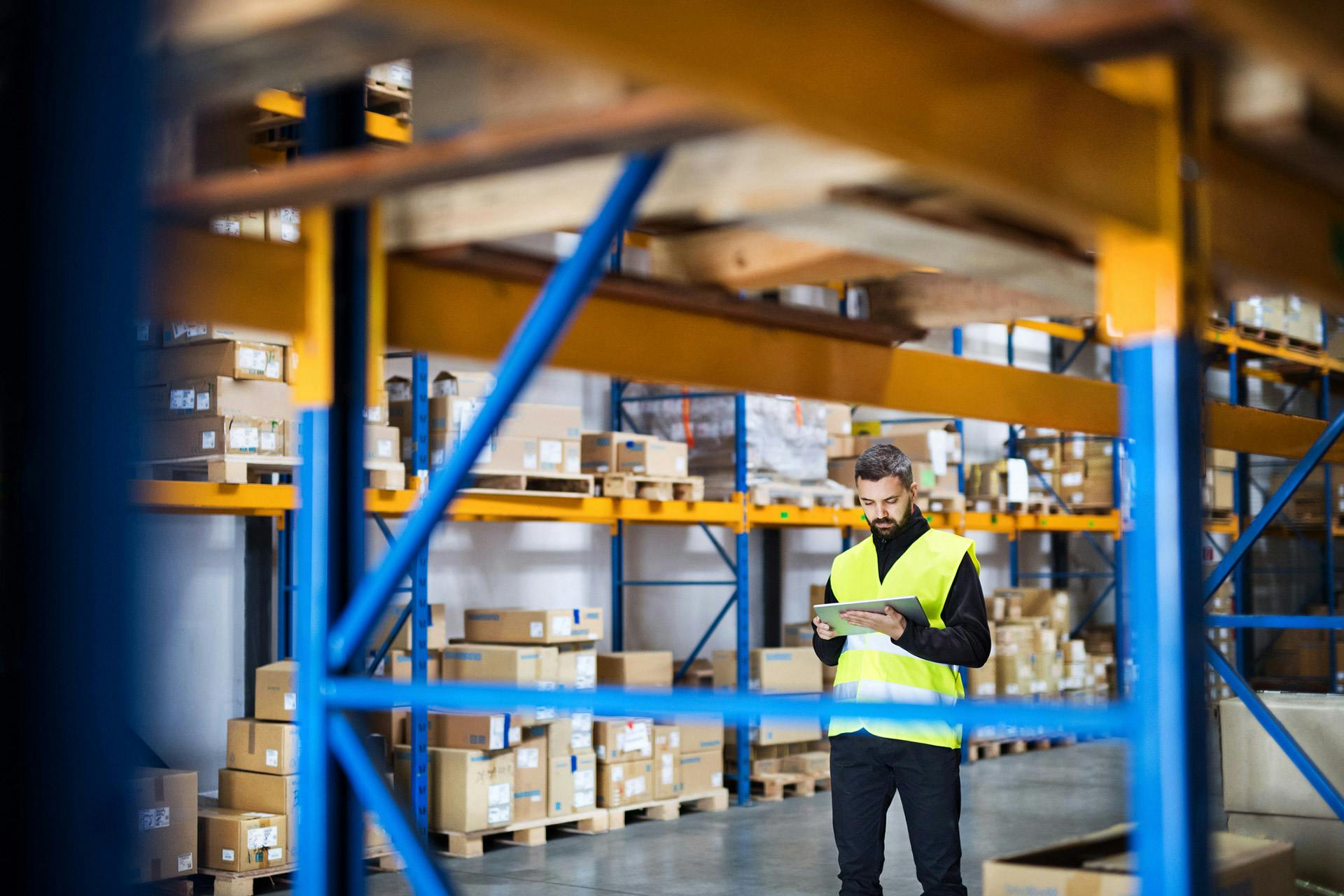 Warehouse employees: Fast processes through automation and digitalization of incoming goods.