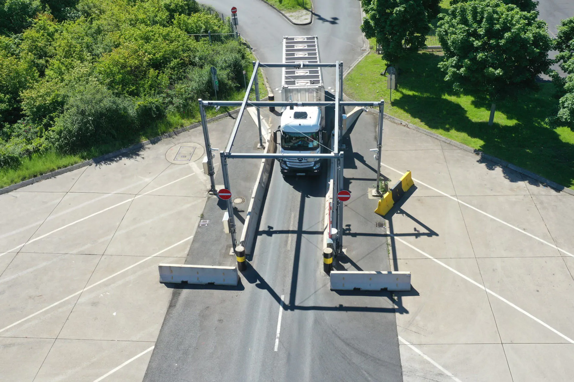 Roadgate für Gate Automation und automatische LKW-Kennzeichenerkennung während der Durchfahrt