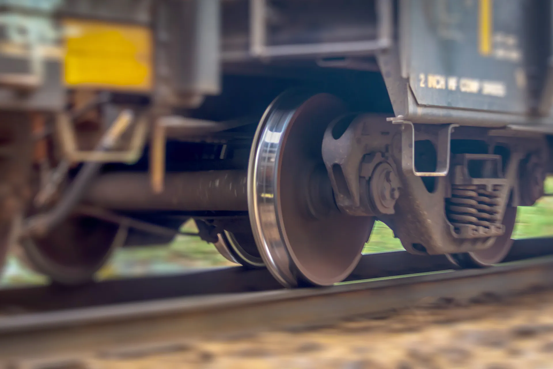 Railgate erfasst Gewichtsdaten, Flachstellen, Leckage oder offene Domdeckel eines fahrenden Güterwaggons