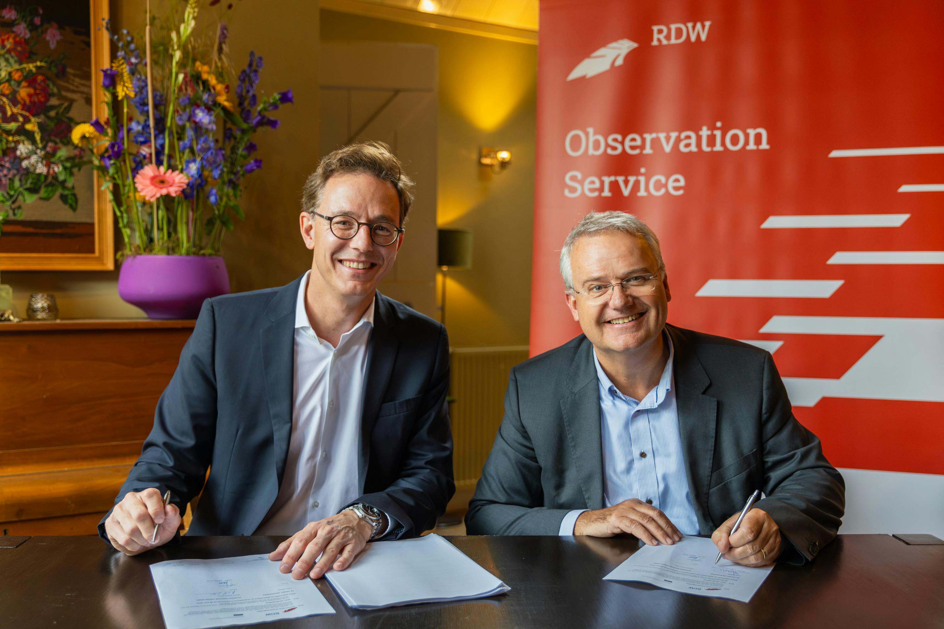 Zeger Baelde, Operations Director von RDW Tolling (right) Daniel Scholz-Stein, CEO VITRONIC (left)