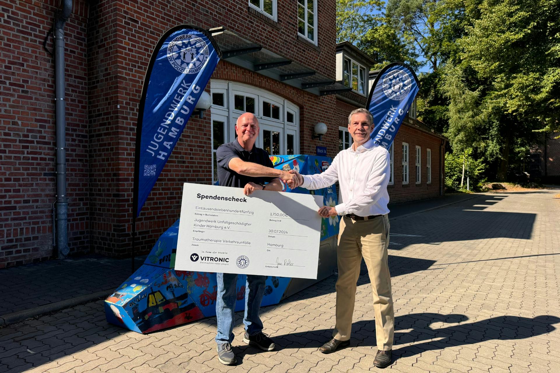 Donation handover, Jens Richter and the Rietze donation VITRONIC