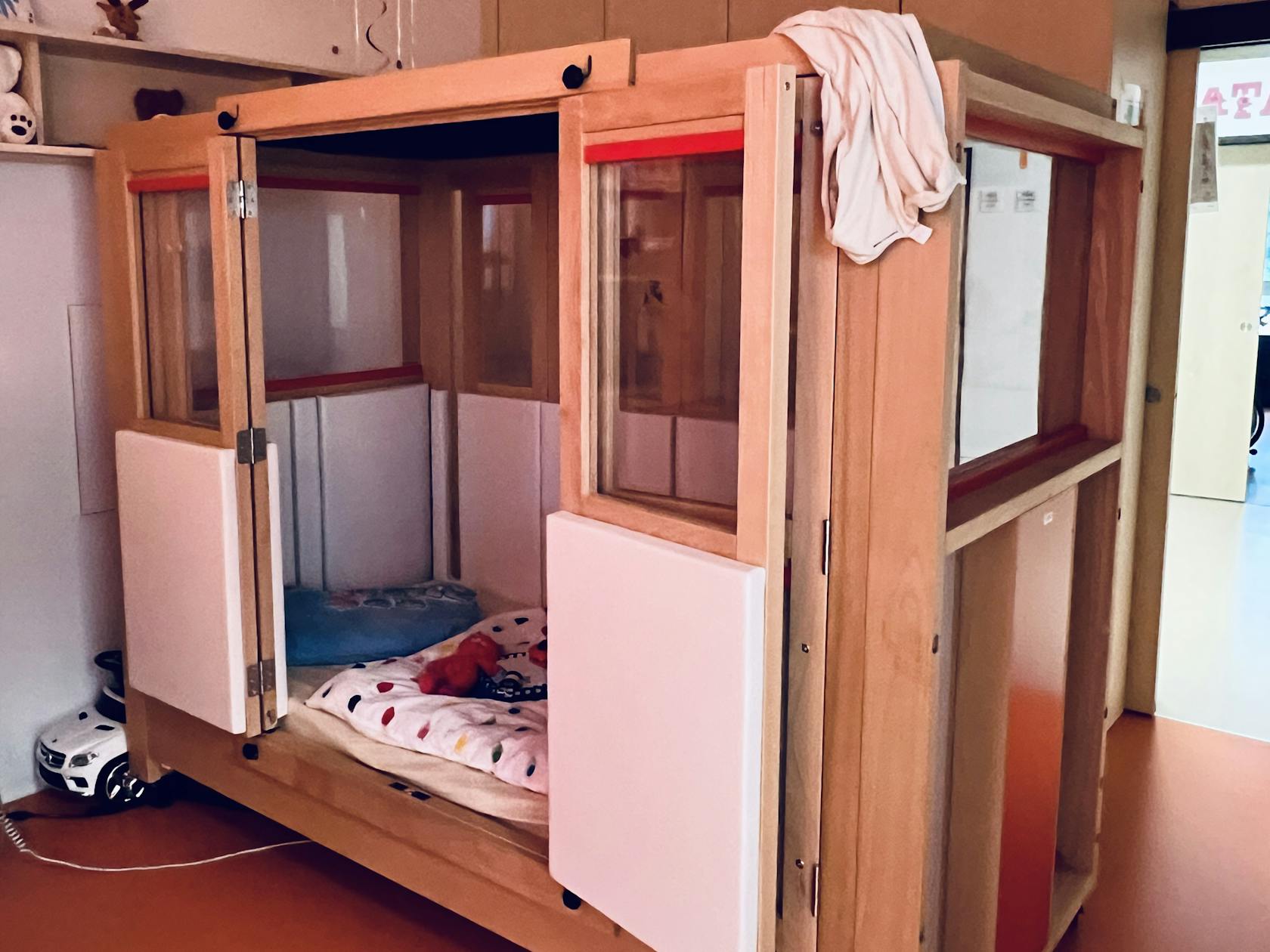 Donation of a children's therapy bed for Zwerg Nase