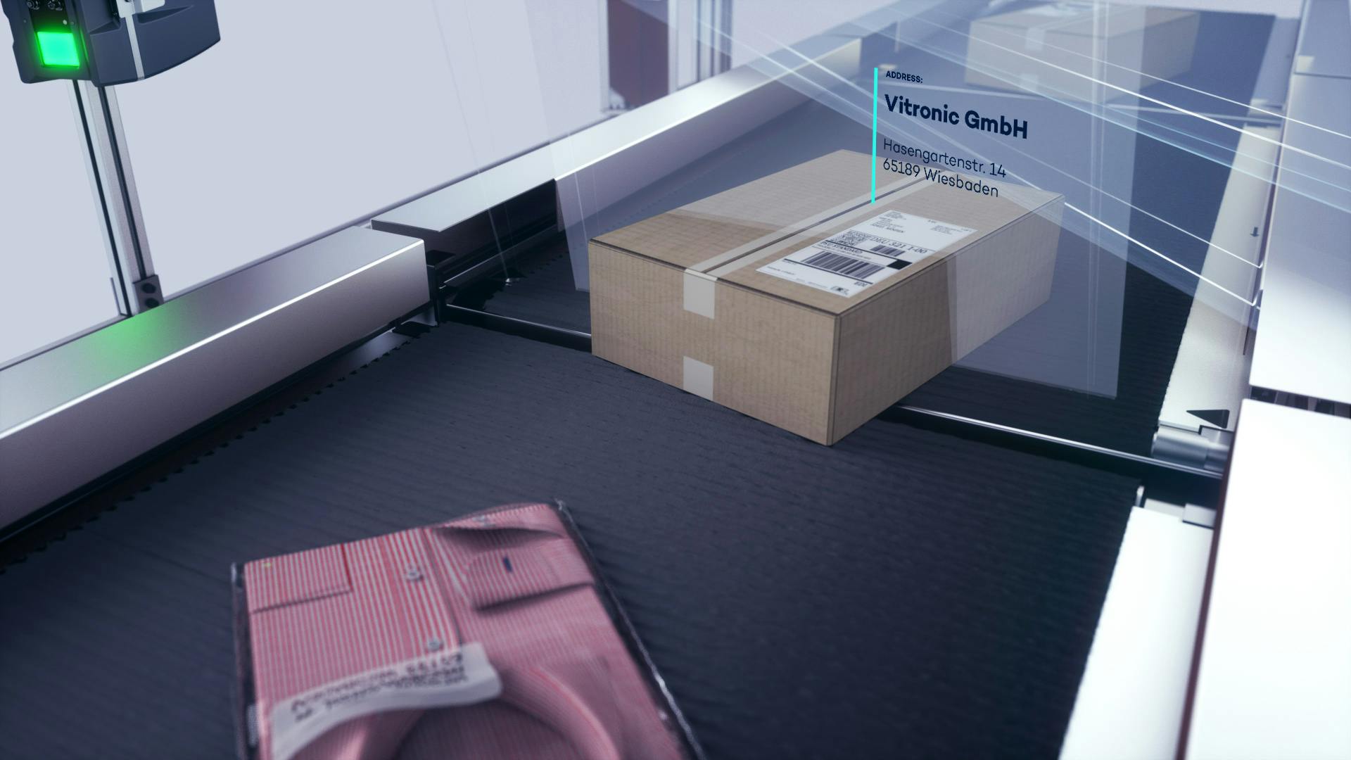 Una camisa y un paquete en la cinta transportadora durante el registro de devoluciones.