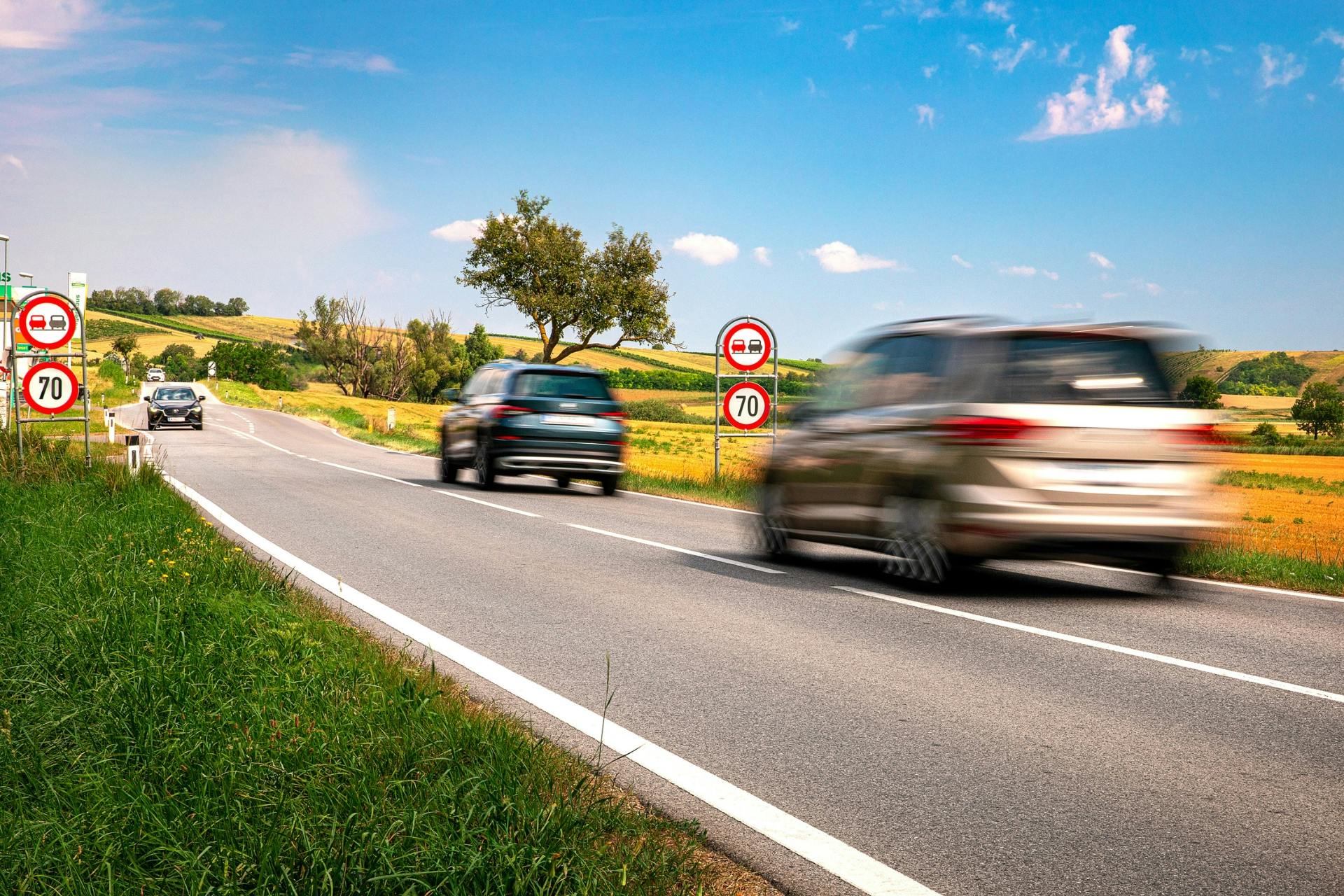 Landstraßen haben ein erhöhtes Unfallrisiko und benötigen eine zuverlässige Geschwindigkeitsüberwachung
