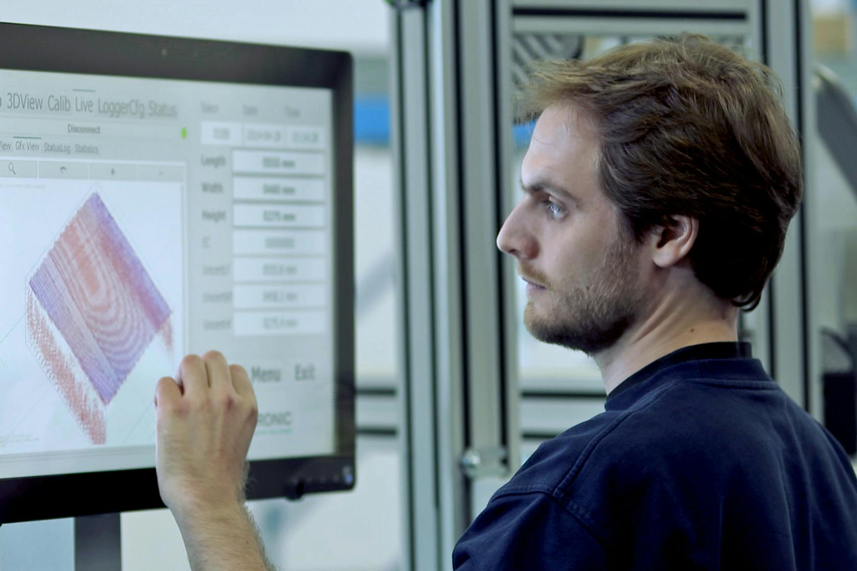 Un employé traite les données d'envoi sur un écran.