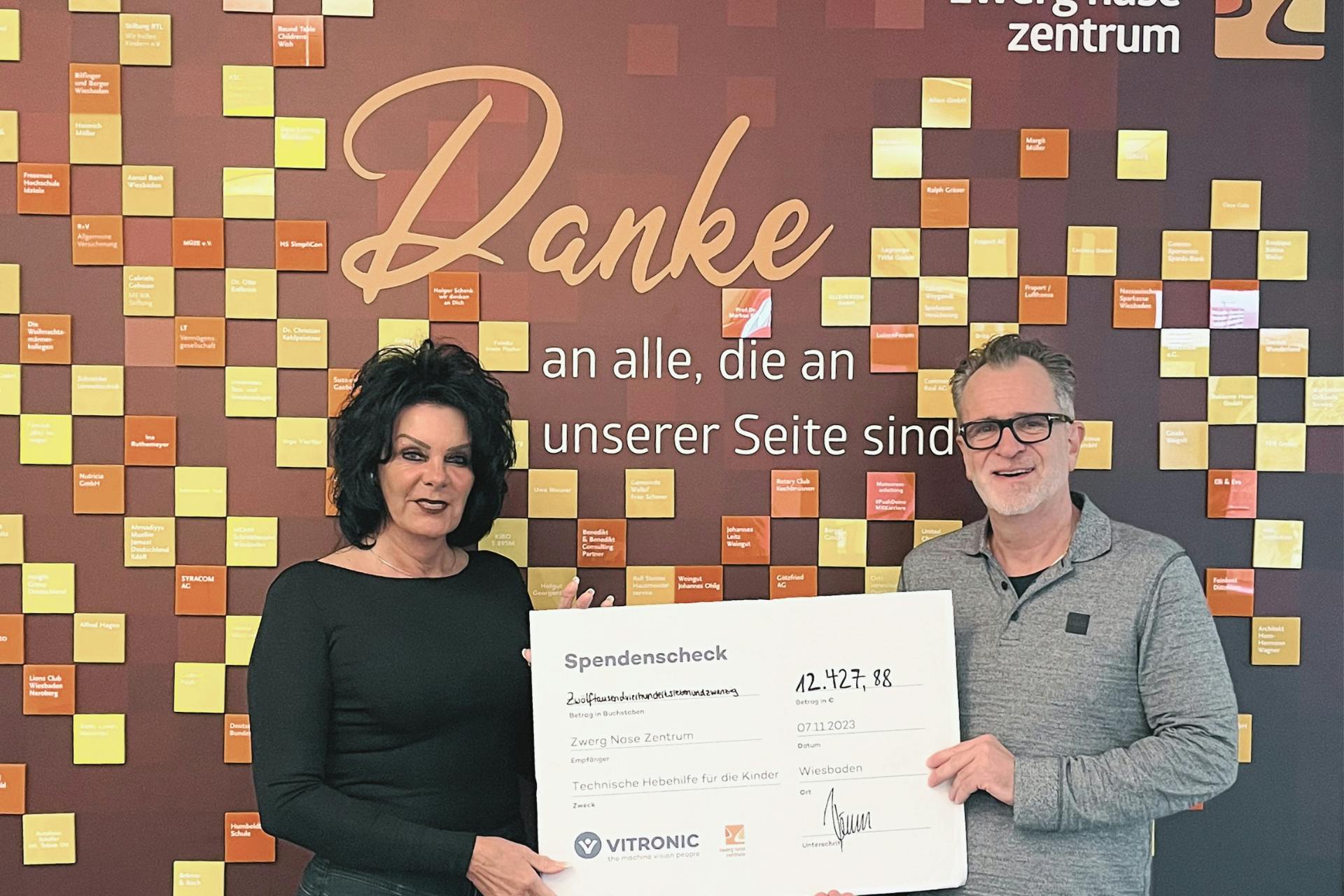Presentation of the donation check: Sabine Schenk (Zwerg Nase) and Matthias Pörner (VITRONIC)