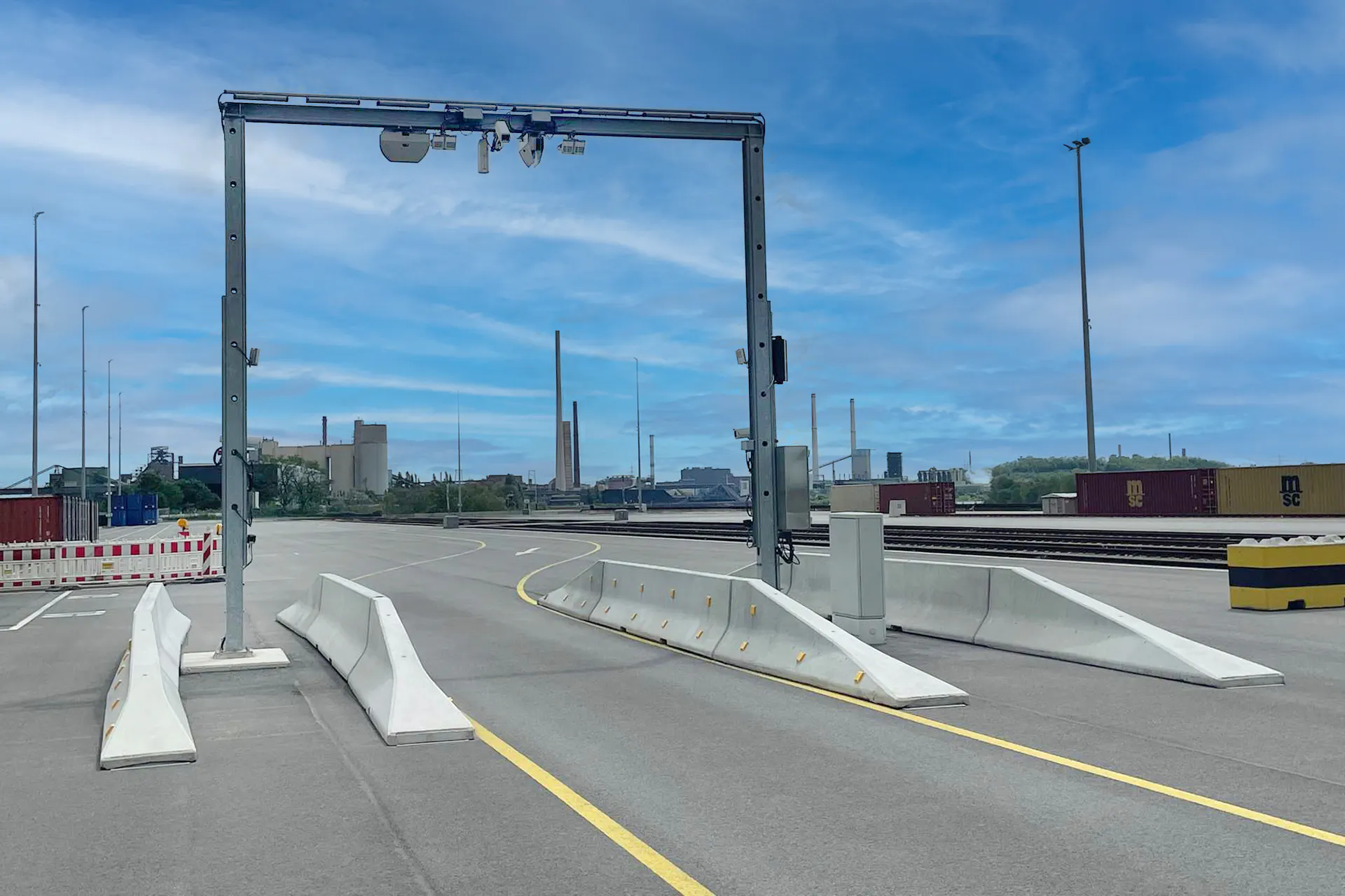 Roadgate mit Truck-OCR zur automatischen LKW- und Containererkennung an einer Terminalzufahrt