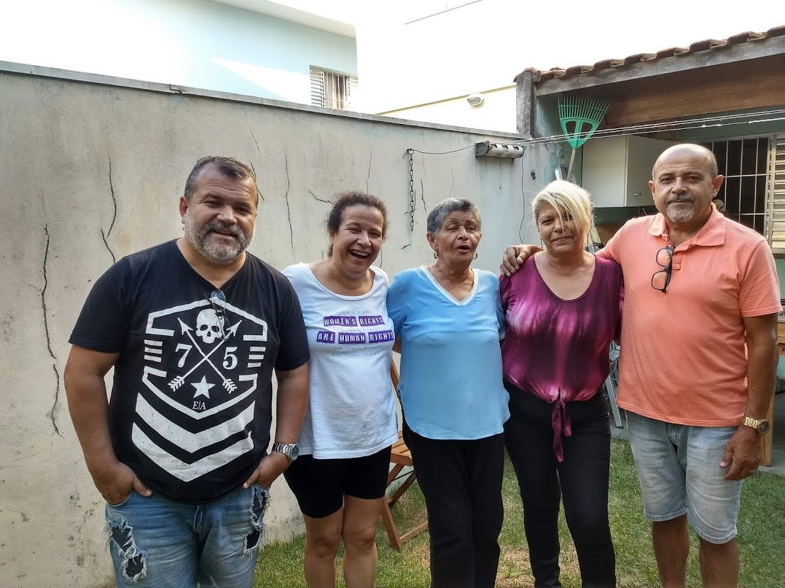 Ana F. (primera a la izquierda) con su madre y hermanos en un asado de familia. San Pablo, SP, c. 2018.
