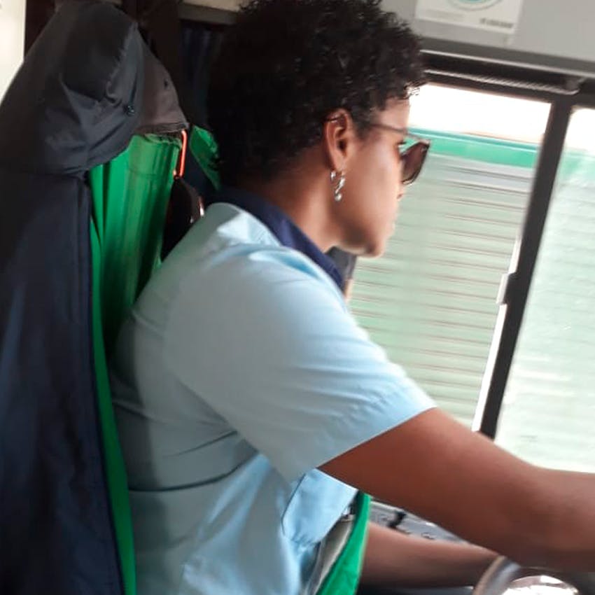 Patrícia conduciendo un bus convencional en la época que trabajaba con aviación. Santos, SP, 2018.
