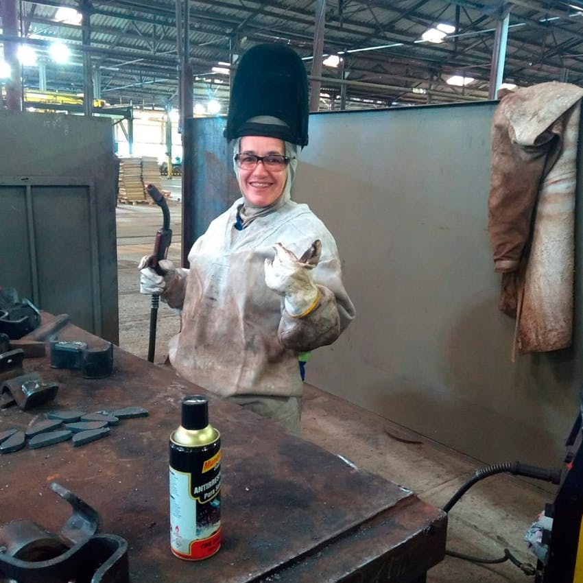Joslaine welding a wagon part at her former workplace. Ponta Grossa, PR, 2018.
