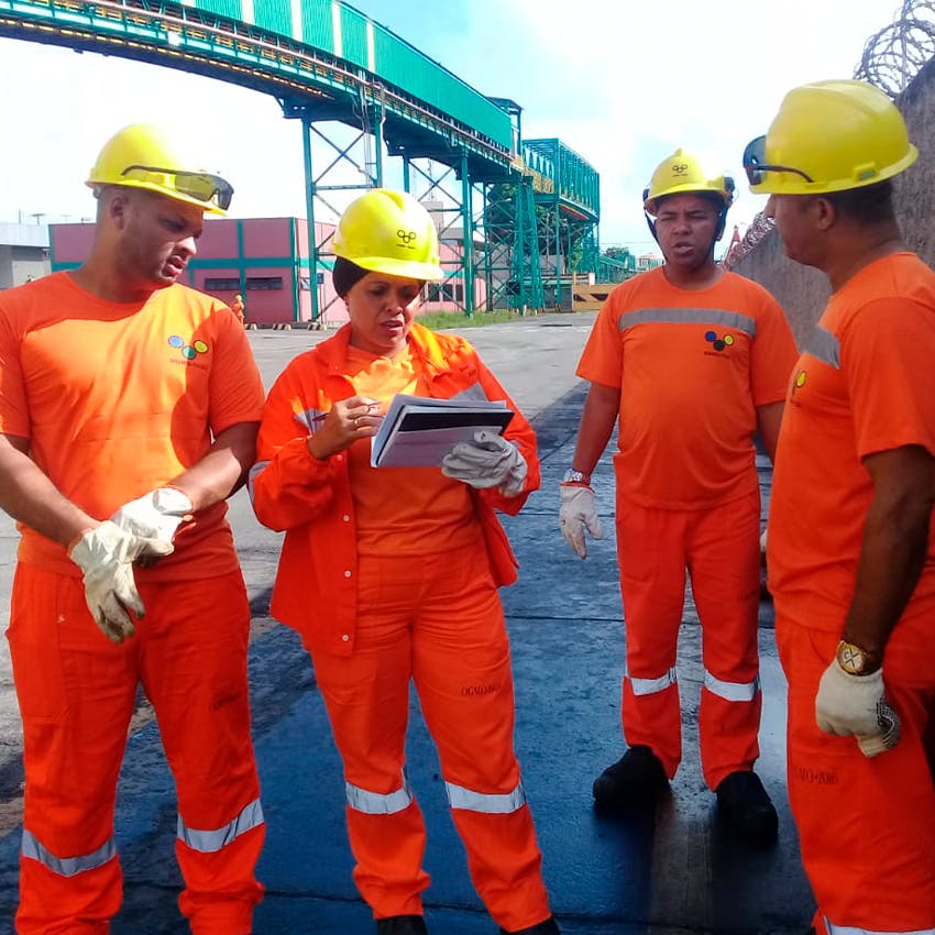 Doralice, al lado de sus colegas de trabajo, firmando un documento para dar inicio a las operaciones en el embarcadero. San Luis, MA, 2019.