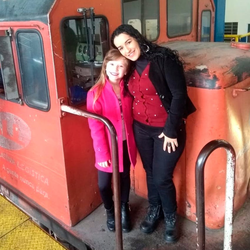 Joslaine llevando a su hija, Maria Eduarda, de visita a su lugar de trabajo para conocer a las locomotoras. Ponta Grossa, PR, 2016.